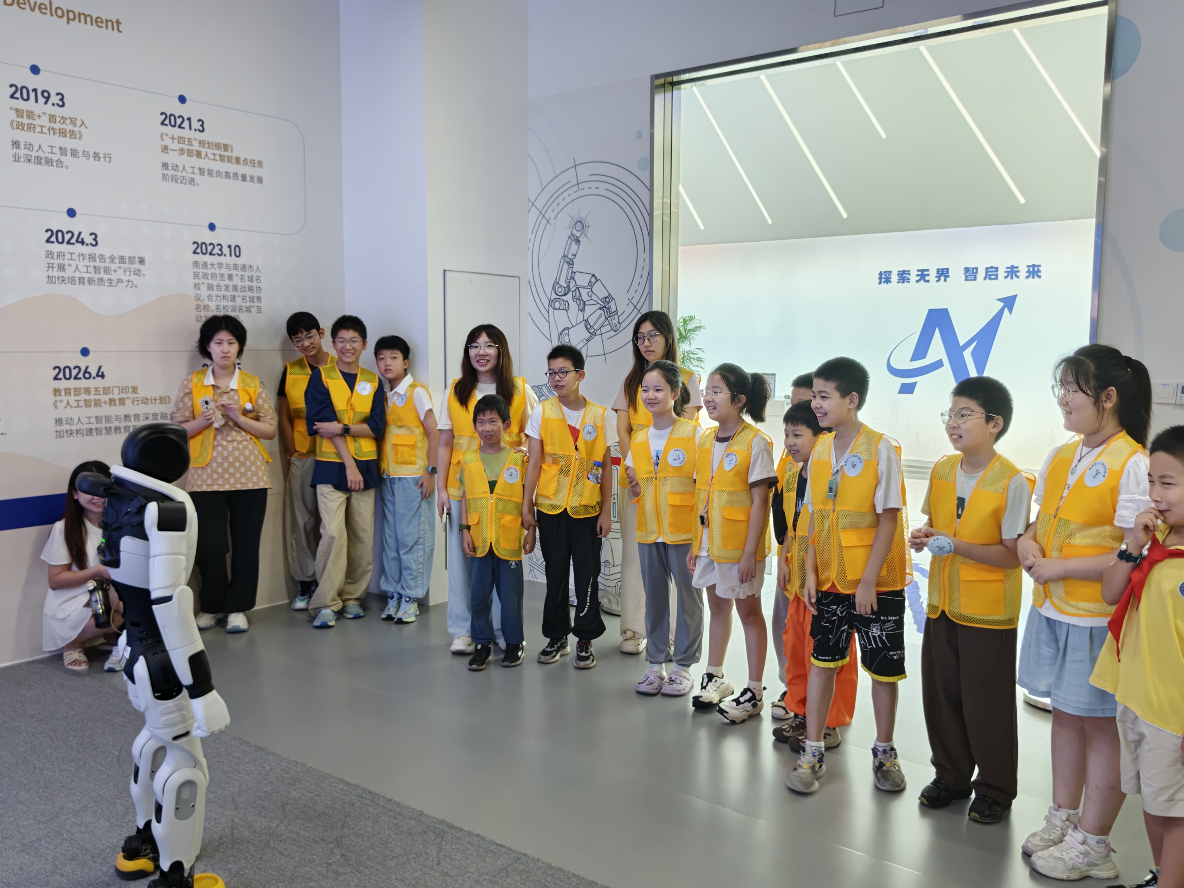 8月13日，崇川区文峰街道厂北社区关工委组织辖区青少年走进南通市人工智能科技馆，开展沉浸式研学实践活动。（厂北社区关工委）.jpg
