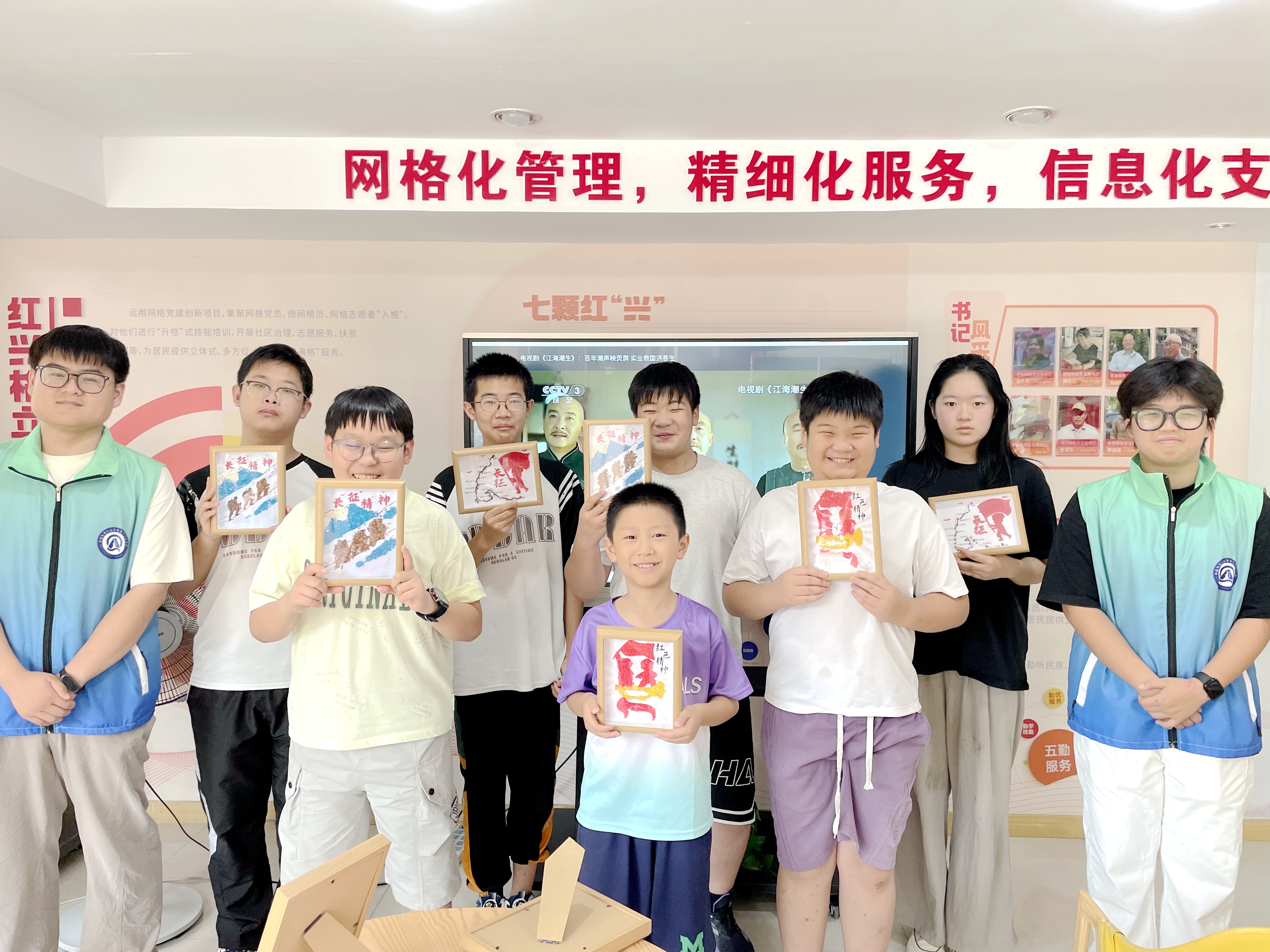 8月20日，崇川区天生港镇街道隆兴佳园、龙湖佳苑社区新时代文明实践站、关工委、团总支联动南通大学、南通理工学院青年志愿者，开展阅读主题实践活动，让社区新就业群体子女及外出务工子女走进红色经典、感悟信仰力量。（隆兴佳园、龙湖佳苑社区关工委）.jpg
