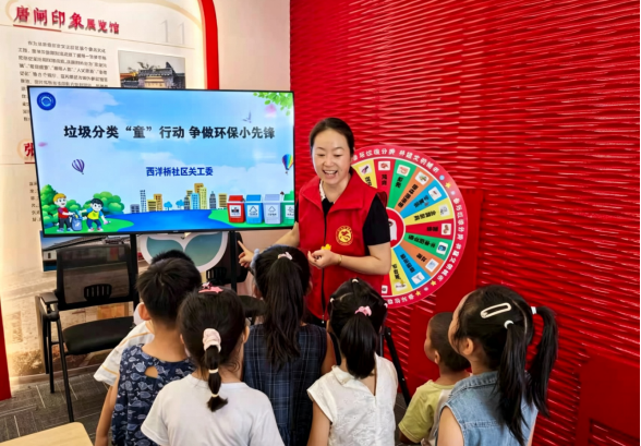 7月28日，崇川区唐闸镇街道西洋桥社区、新华社区关工委携手大生幼儿园，在红雁之家共同举办“童话绘中国·绿色‘童’行动”暑期亲子主题活动。（西洋桥社区、新华社区关工委）.png