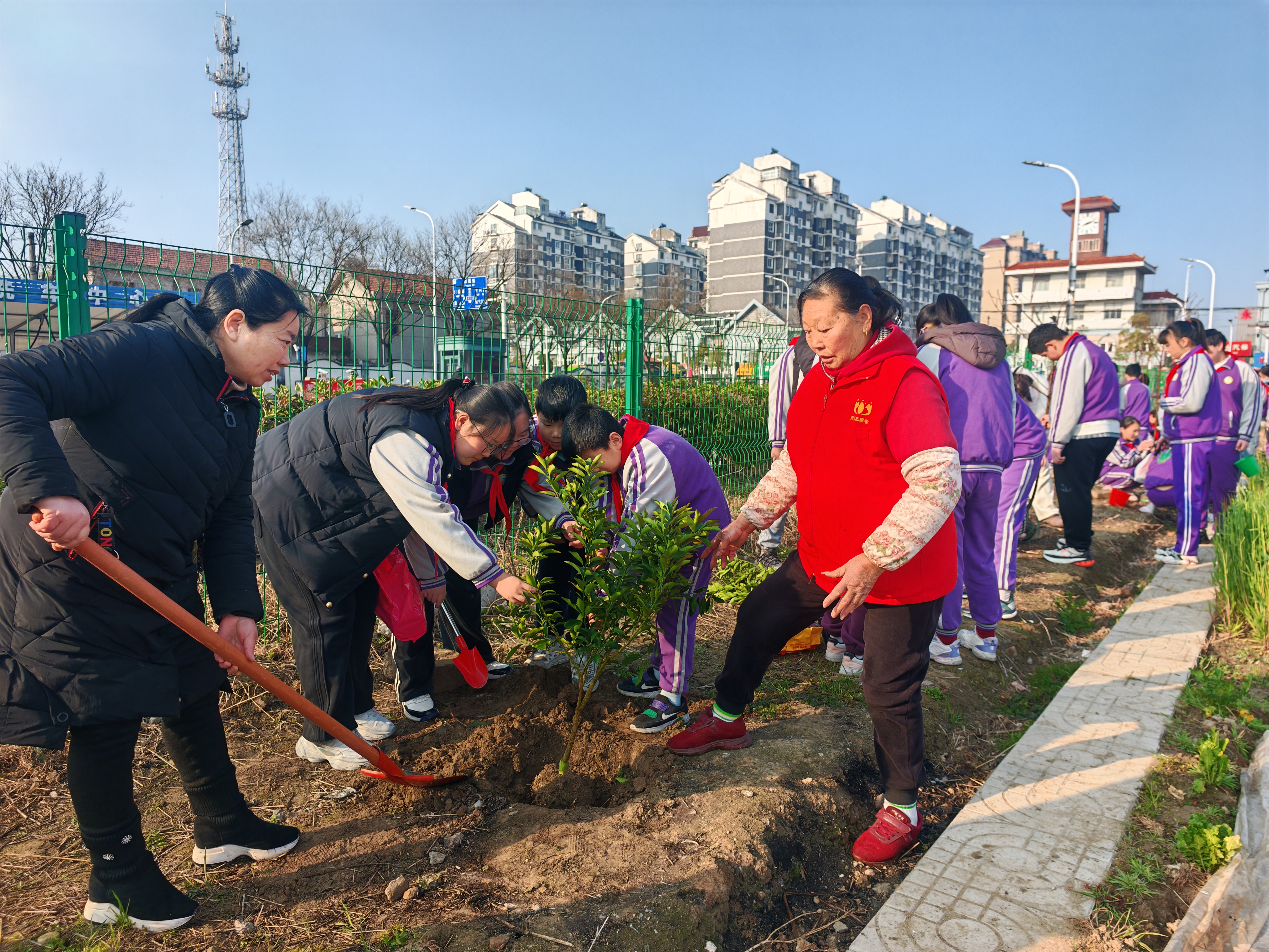 3月12日，崇川区幸福街道转水社区关工委携手南通市鹤涛小学、幸福朝夕公益服务中心，共同举办了一场主题为“大手牵小手，共种幸福树”的植树节活动。（转水社区关工委）.jpg