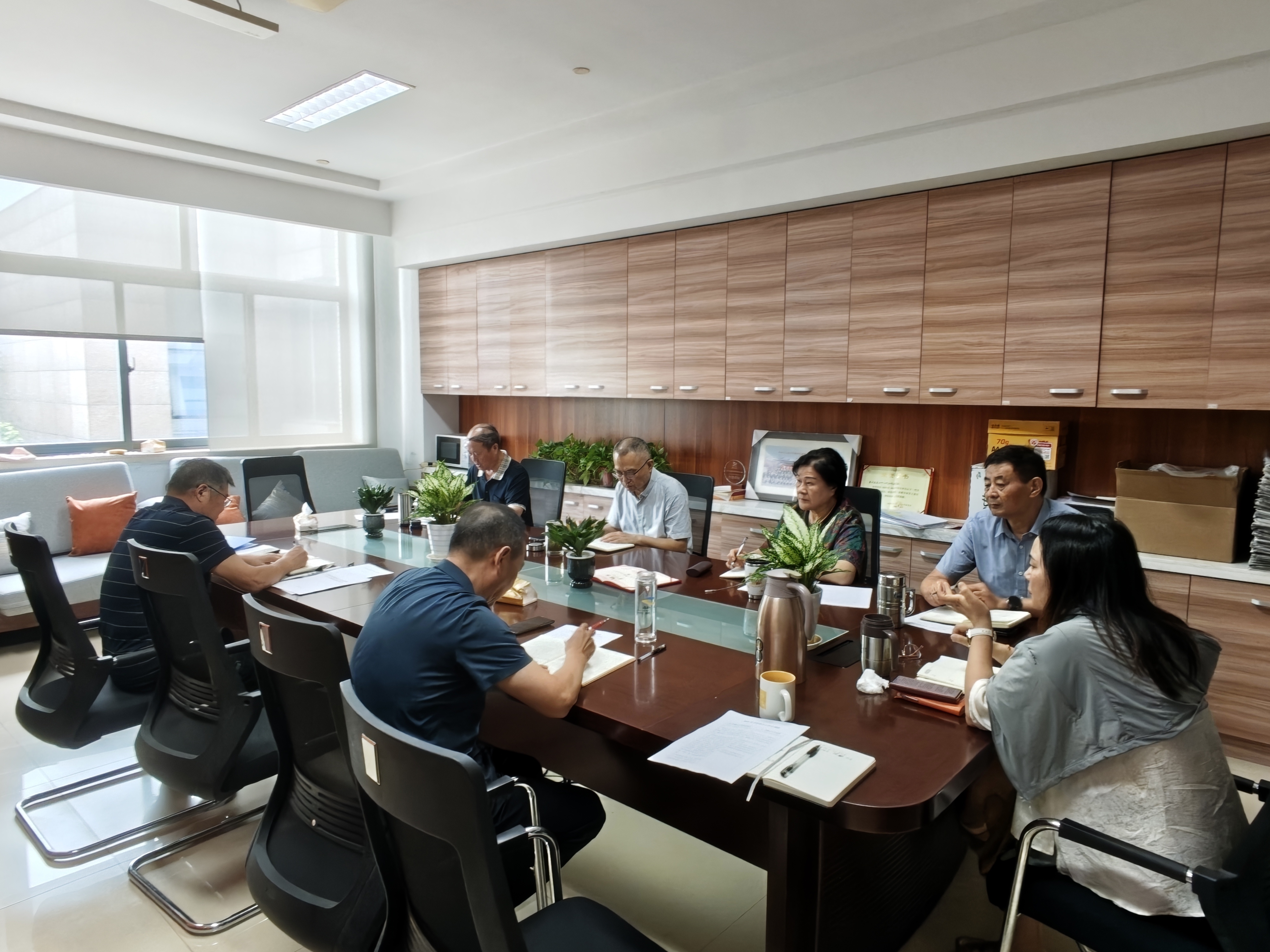 8月31日，崇川区关工委召开全体驻会人员会议，传达学习了市关工委宣传工作会议精神，并就区关工委宣传等相关工作作出部署。（区关工委办公室）.jpg