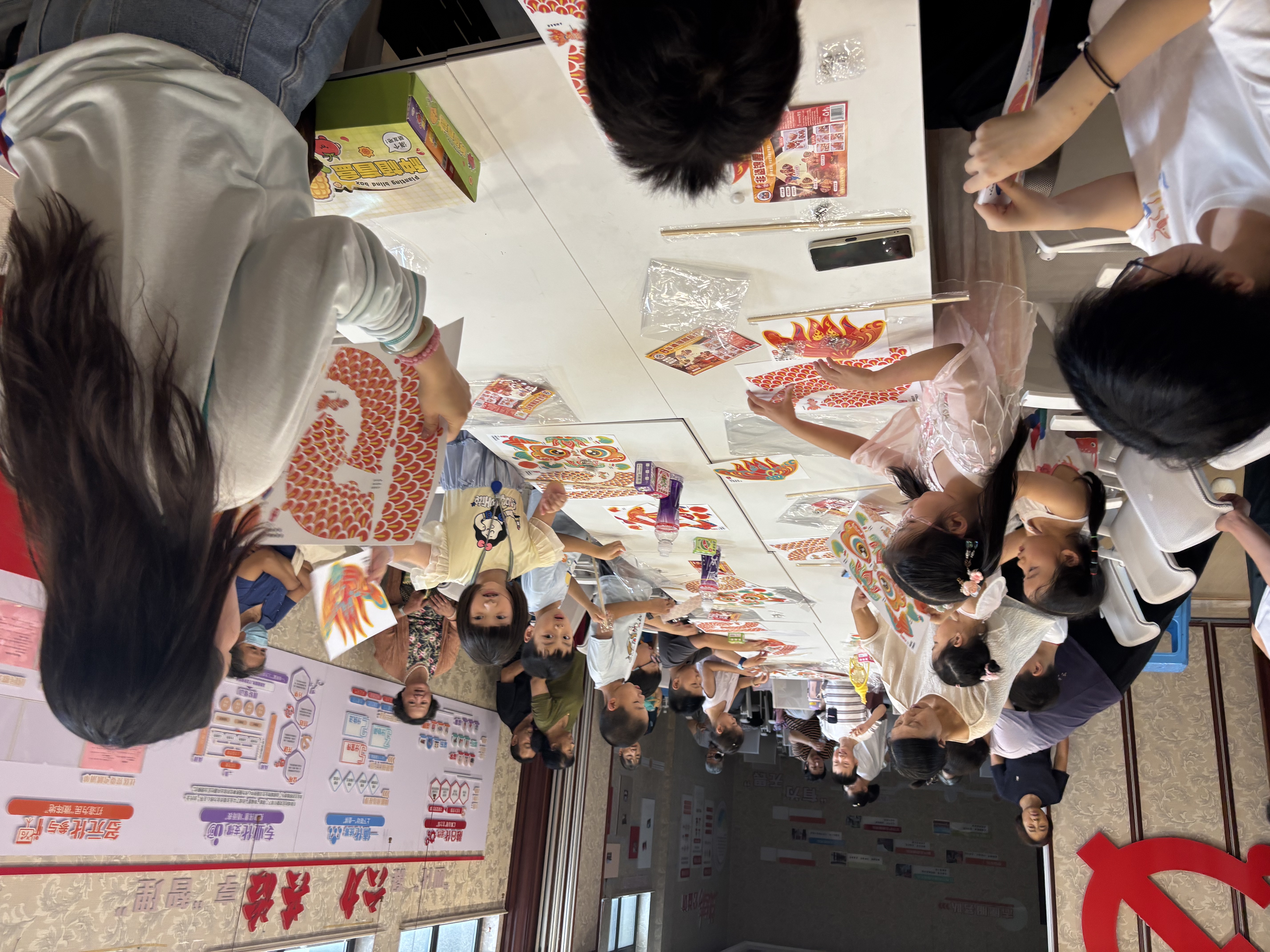 8月4日下午，崇川区文峰街道新城社区关工委组织青少年开展“鱼灯照初心，奋进新征程”徽州鱼灯手工制作活动。（新城社区关工委）.jpg