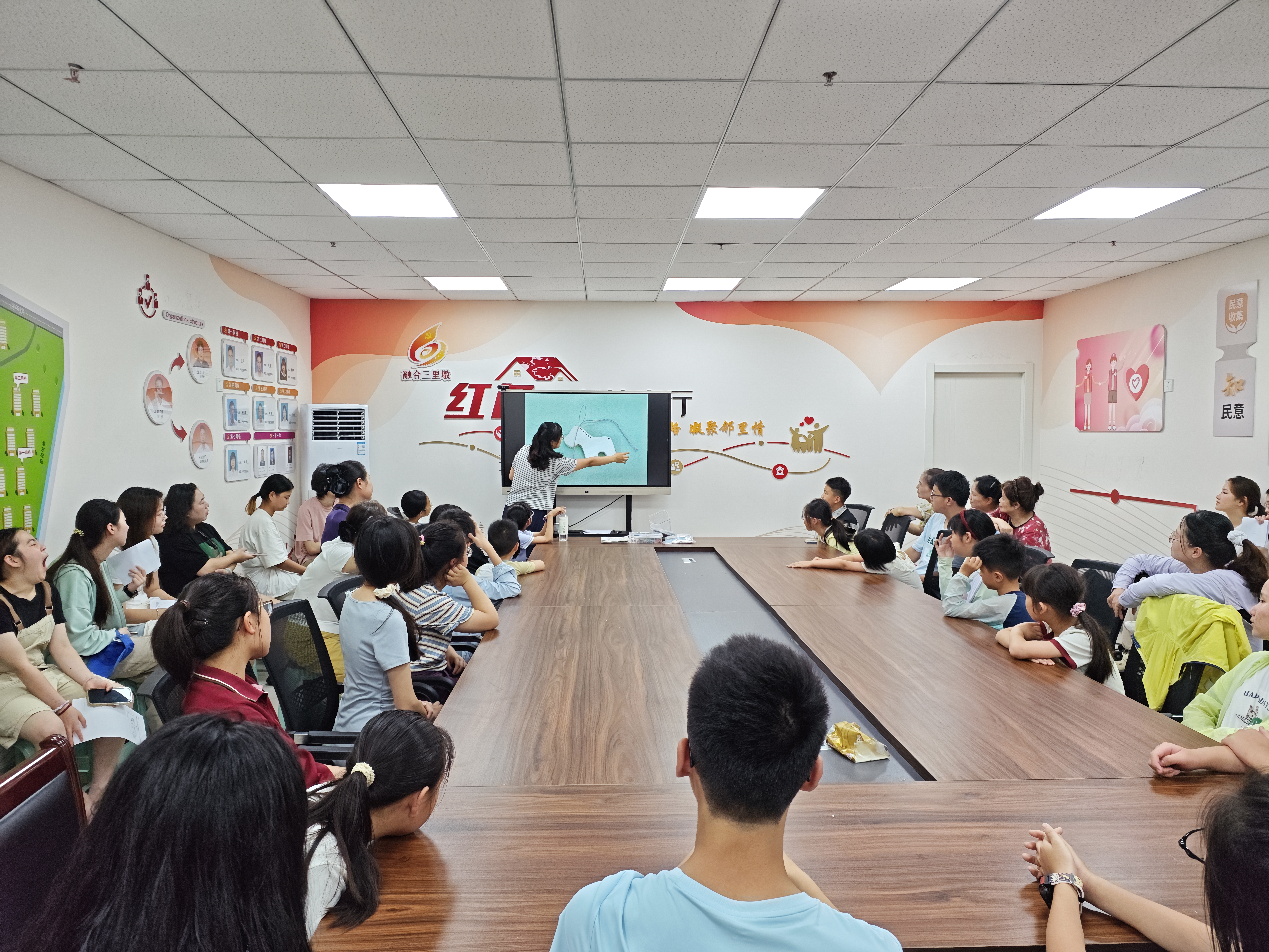 7月14日，崇川区文峰街道三里墩社区关工委举办了“木刻拾趣”青少年暑期手工课堂活动。活动特邀南通市非遗红木雕刻代表性传承人、工艺美术师朱晶晶现场指导，带领青少年亲手体验樟木木雕创作，深入感受传统非遗的独特魅力。（三里墩社区关工委）.jpg