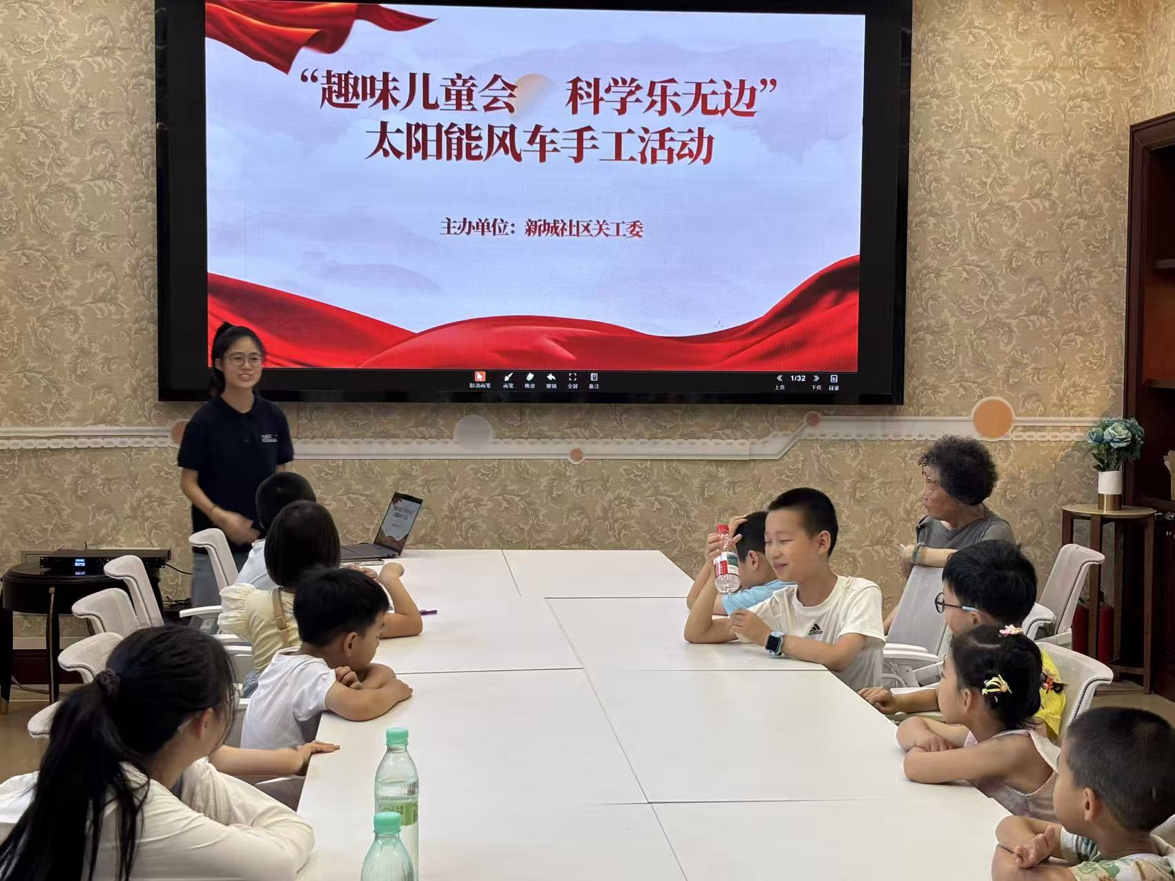 7月21日下午，崇川区文峰街道新城社区关工委组织辖区青少年开展“趣味儿童会 科学乐无边”太阳能风车手工制作活动，将科学知识与趣味实践巧妙融合。（新城社区关工委）.jpg