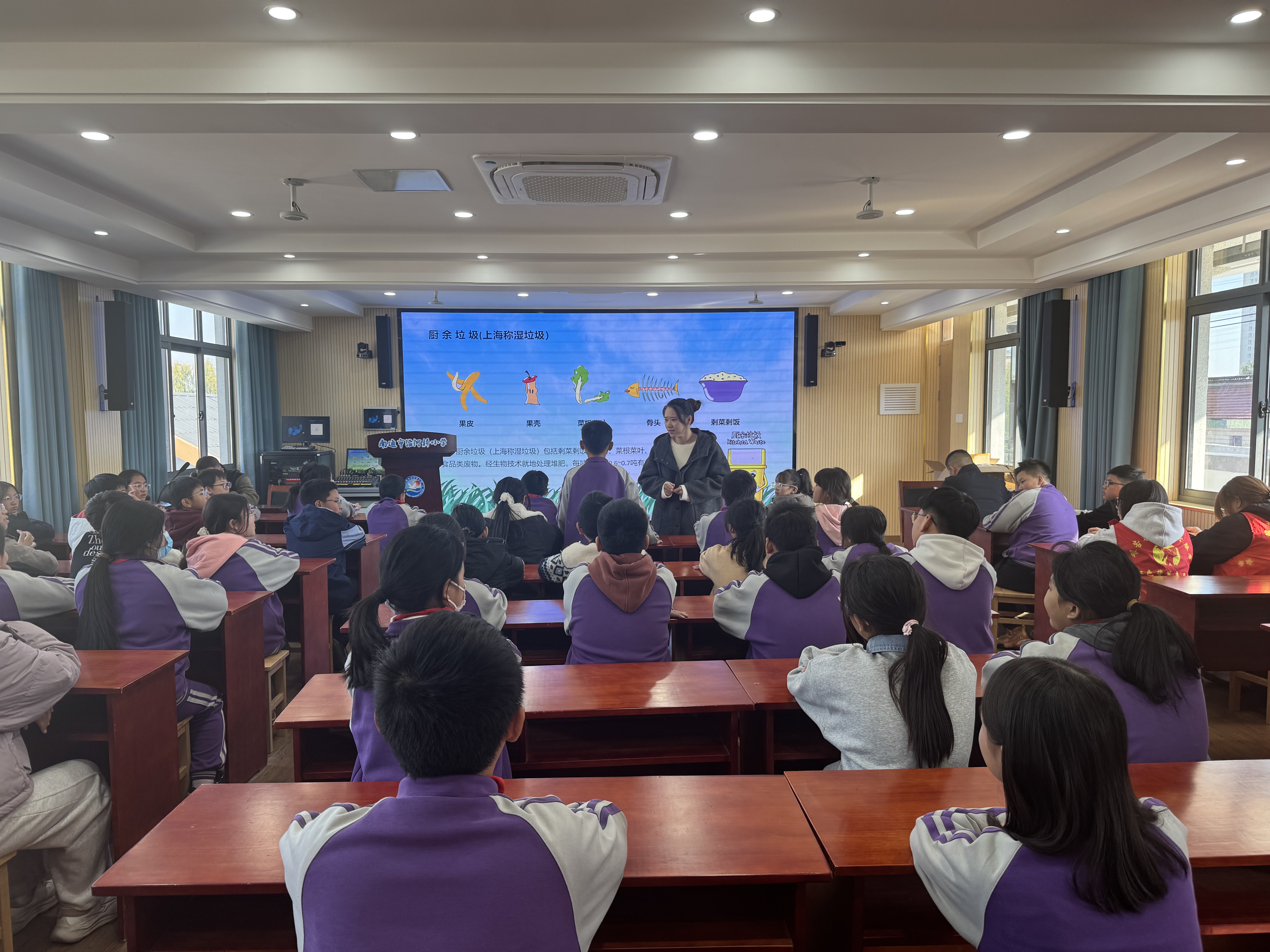 1月7日，崇川区秦灶街道桥东村社区关工委组织辖区志愿者走进南通市沿河桥小学，共同开展“分类知识进课堂 绿色文明伴成长”垃圾分类宣传教育主题活动。通过知识普及、互动体验、实践倡导等形式，推动垃圾分类理念入脑入心。（李峰 王晨露）.jpg