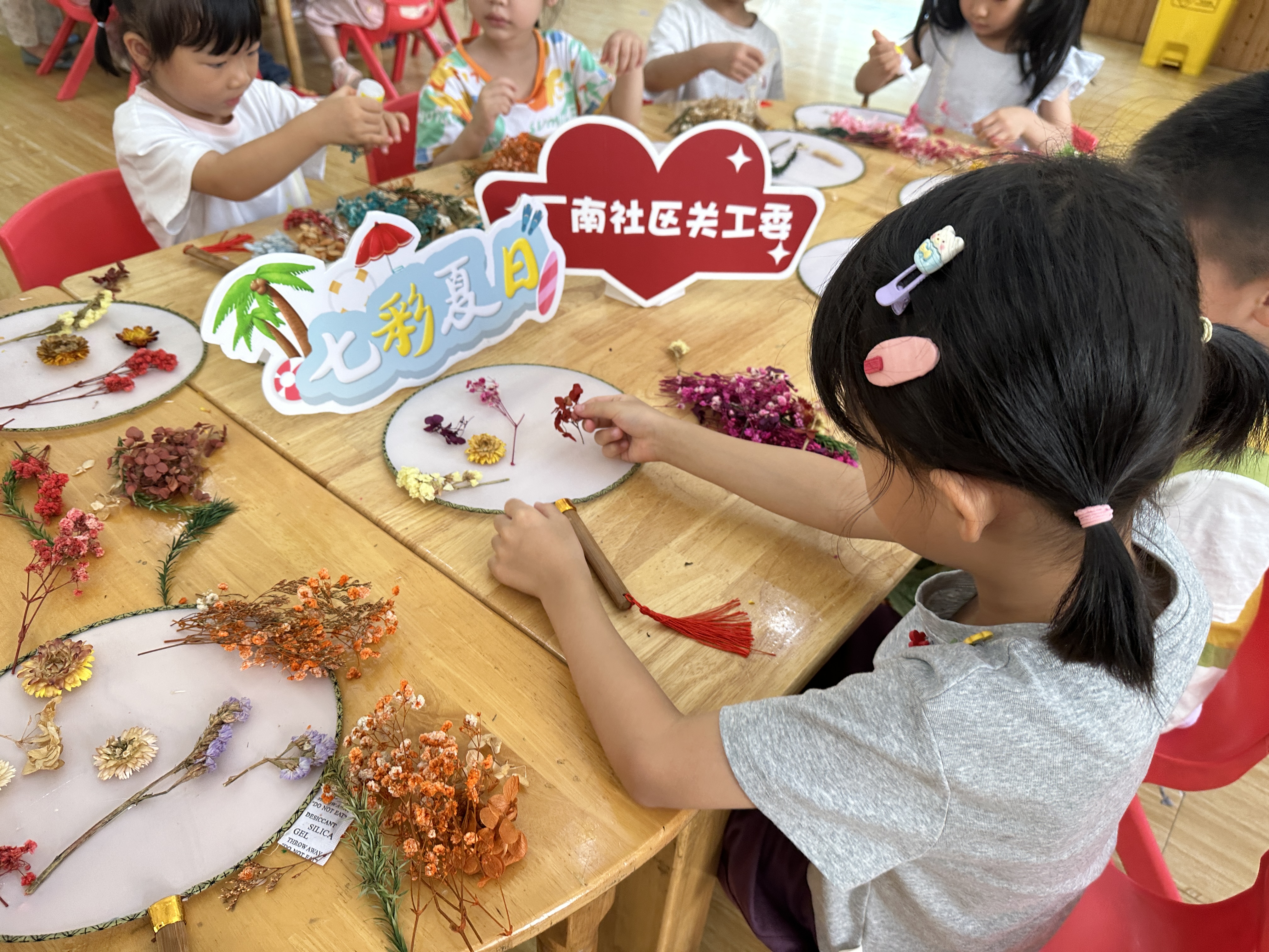 8月3日上午，崇川区文峰街道厂南社区关工委组织开展了“立秋拾秋韵，团扇藏花香”主题手工活动，带领辖区青少年识节气、品秋韵、制作团扇，在指尖创作中领略传统国风之美。（厂南社区关工委）.jpg