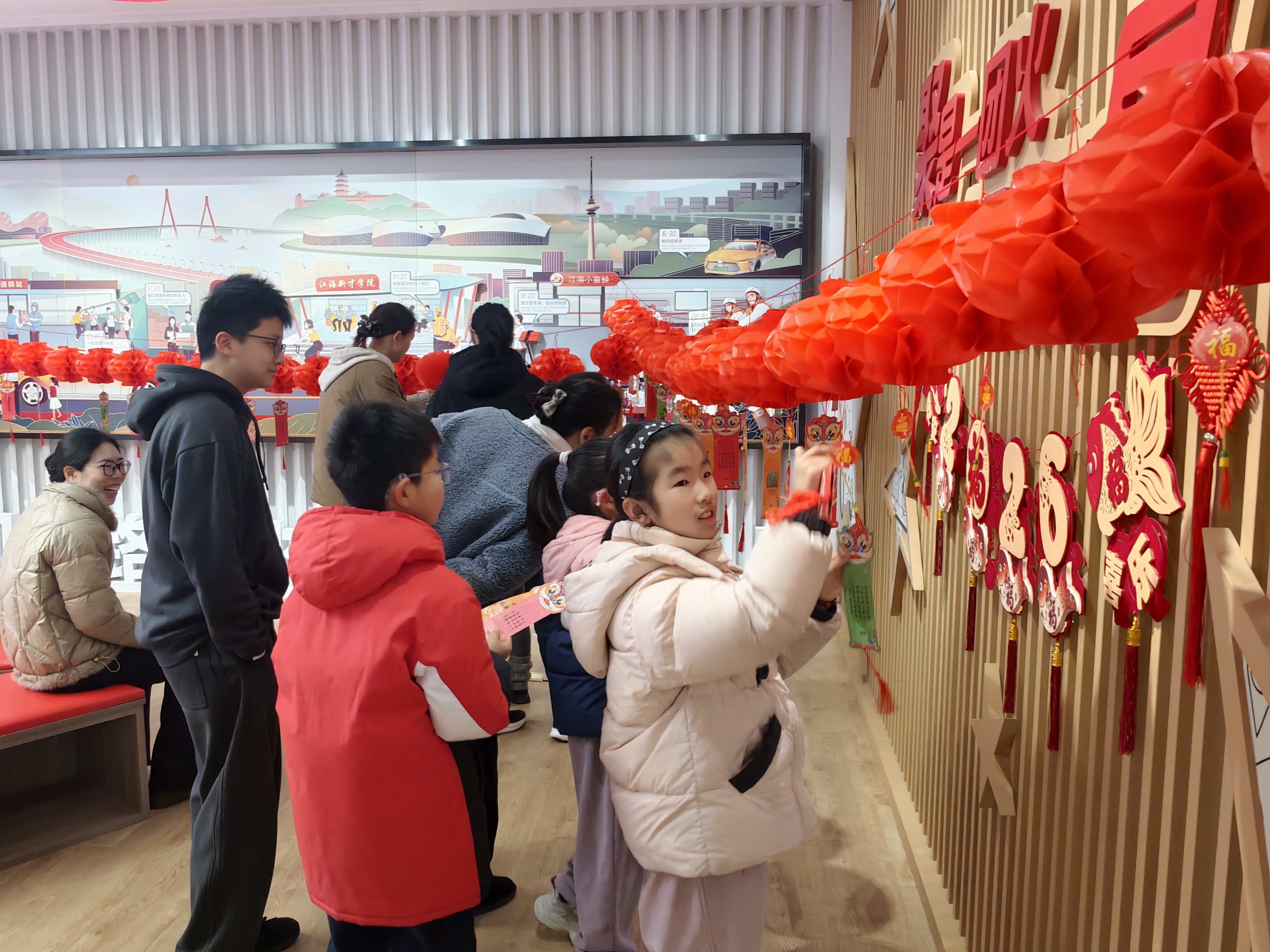 3月1日上午，文峰街道中央商务区社区关工委举办了一场别开生面的“童心解灯谜 童趣满元宵”主题猜灯谜活动。活动现场，孩子们时而蹙眉沉思，时而与身旁的家长低声探讨，处处洋溢着欢快的笑声与温馨的话语。这场充满趣味的活动，不仅让孩子们在灯谜闯关中深切感受到中华传统文化的独特魅力，也进一步拉近了亲子间的距离，加深了彼此的情感联结。（中央商务区社区关工委）.jpg