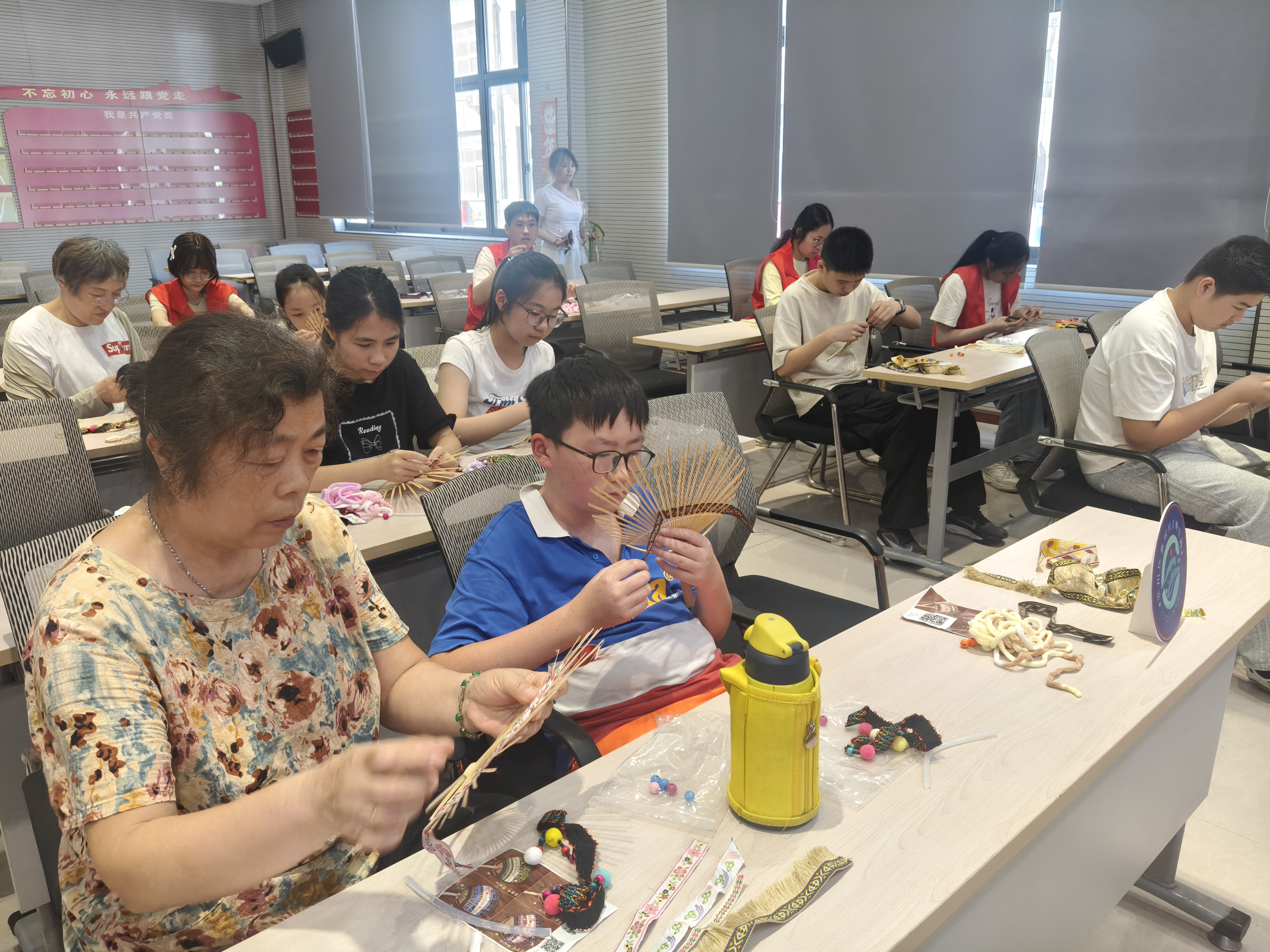 8月10日下午，崇川区文峰街道果园村社区关工委举办了非遗锦扇手工制作主题活动。近20组青少年亲子家庭齐聚一堂，通过亲手编织锦扇，深切体验了传统手工艺的独特魅力。（果园村社区关工委）.jpg