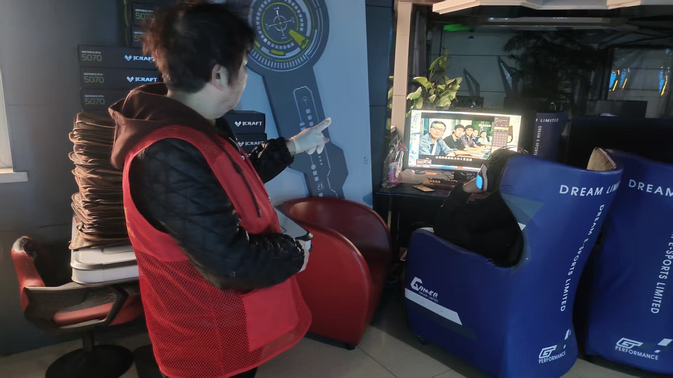 2月23日，崇川区天生港镇街道白龙庙社区的“五老”网吧监督员深入辖区内各网咖，开展网吧专项监督巡查行动。现场，“五老”曹志娟重点对网咖的实名制登记落实情况进行了细致核验，并仔细排查是否存在未成年人违规上网现象，用实际行动为未成年人的健康成长筑牢网络“防护墙”。（白龙庙社区关工委） (1).jpg