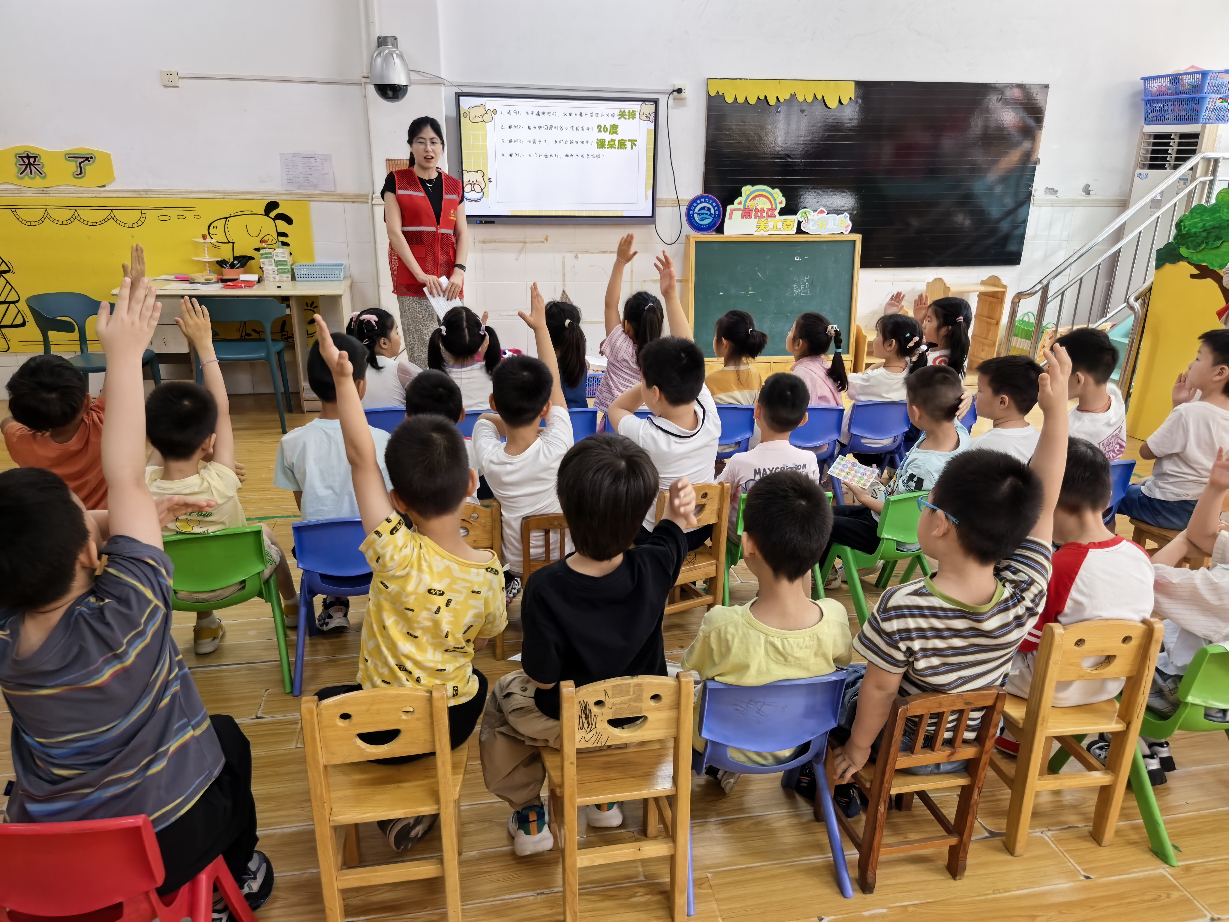 8月7日上午，崇川区文峰街道厂南社区关工委携手南通大学外国语学院青语护绿生态实践团队，走进辖区兆丰幼儿园，共同举办“绿色安全小课堂”科普宣讲活动。本次活动采用课堂宣讲结合趣味游戏的形式，为小朋友们带来了一堂生动有趣的绿色安全科普课。（厂南社区关工委）.jpg