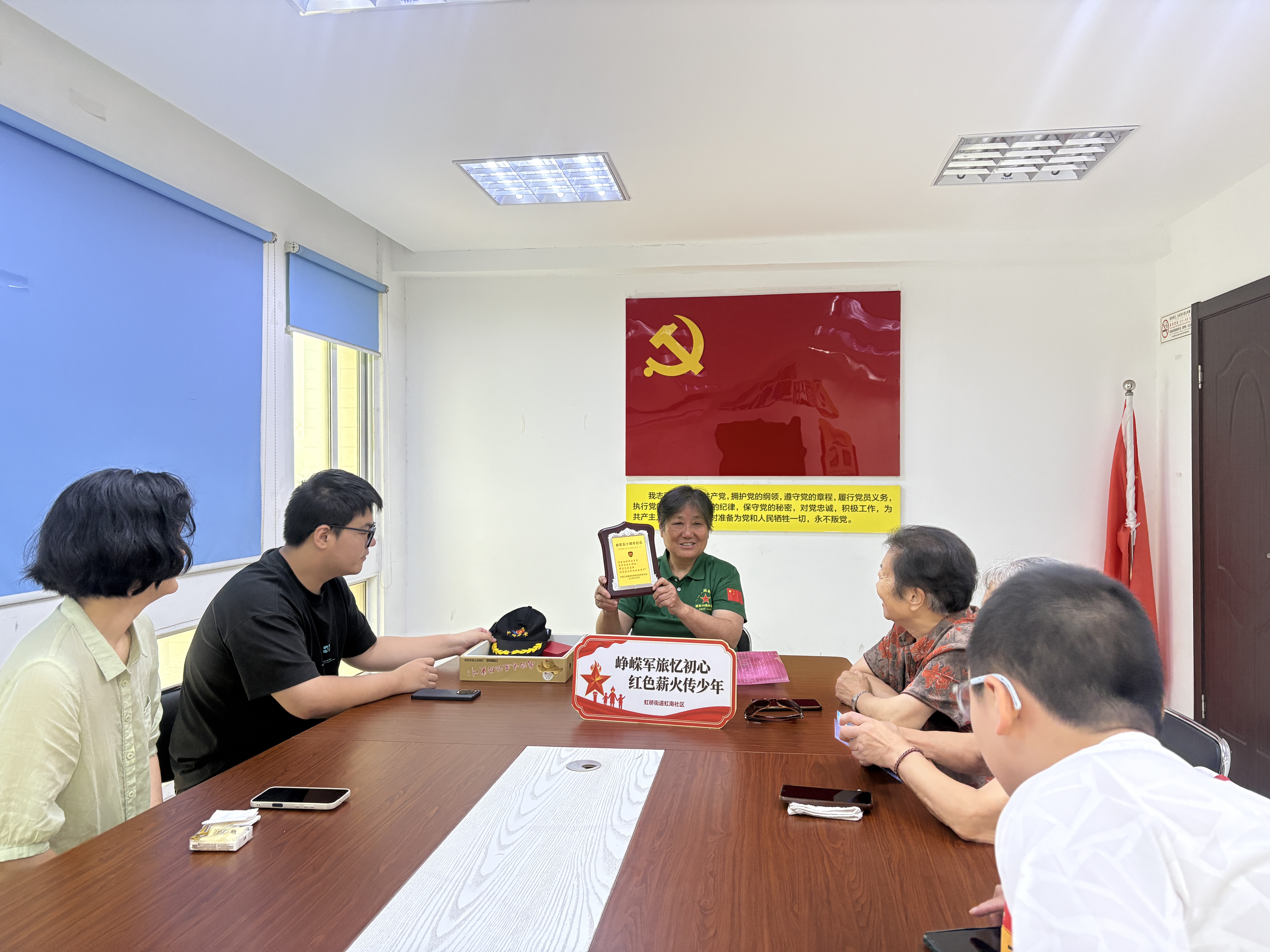 8月1日下午，崇川区虹桥街道虹南社区关工委组织开展了“峥嵘军旅忆初心，红色薪火传少年”主题教育活动，旨在引导青少年铭记历史、传承红色精神。（虹南社区关工委）.jpg