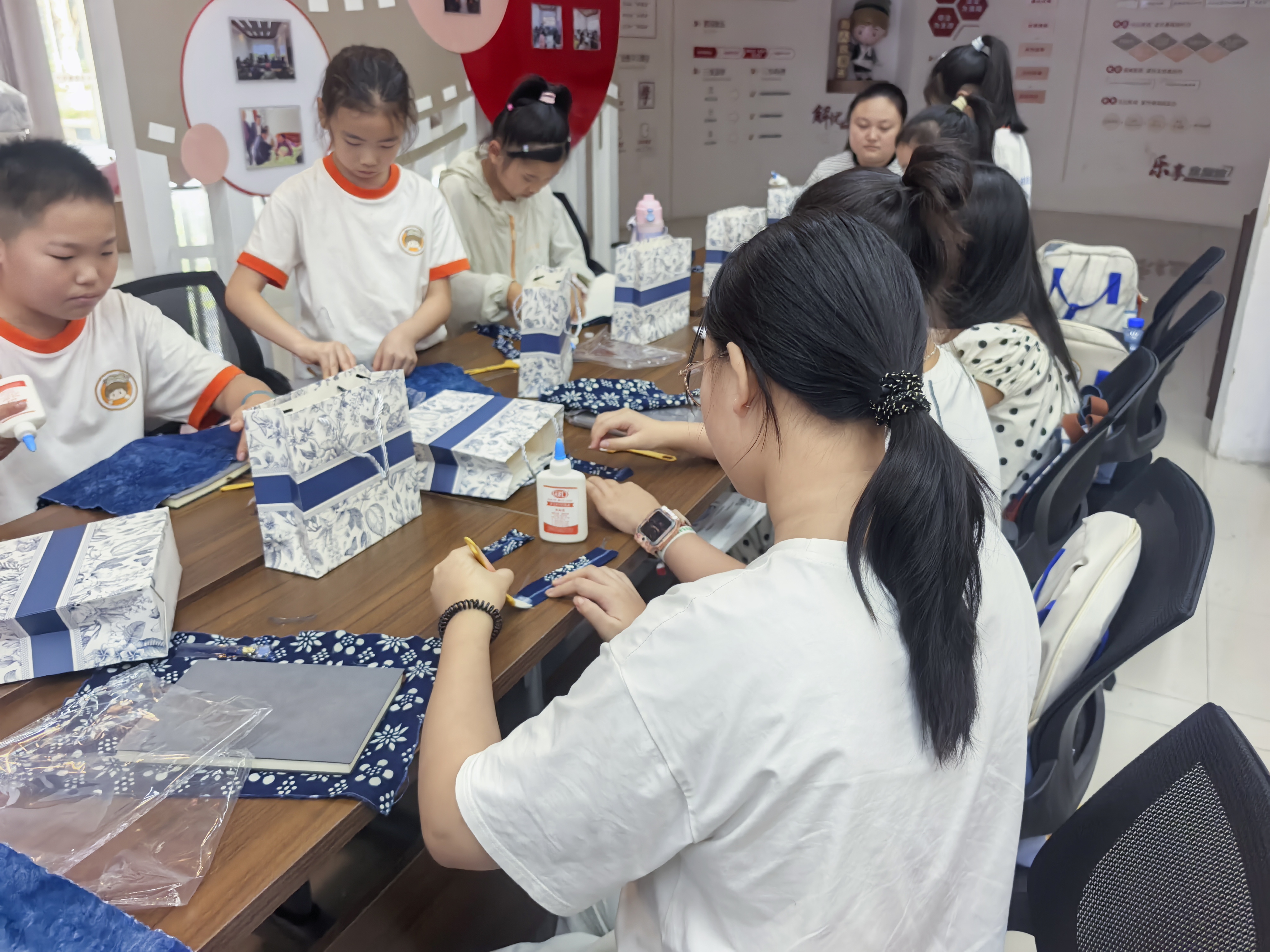 9月12日，崇川区幸福街道关工委组织青少年开展了“蓝白之间、匠心传承”主题活动。(幸福街道关工委).jpg