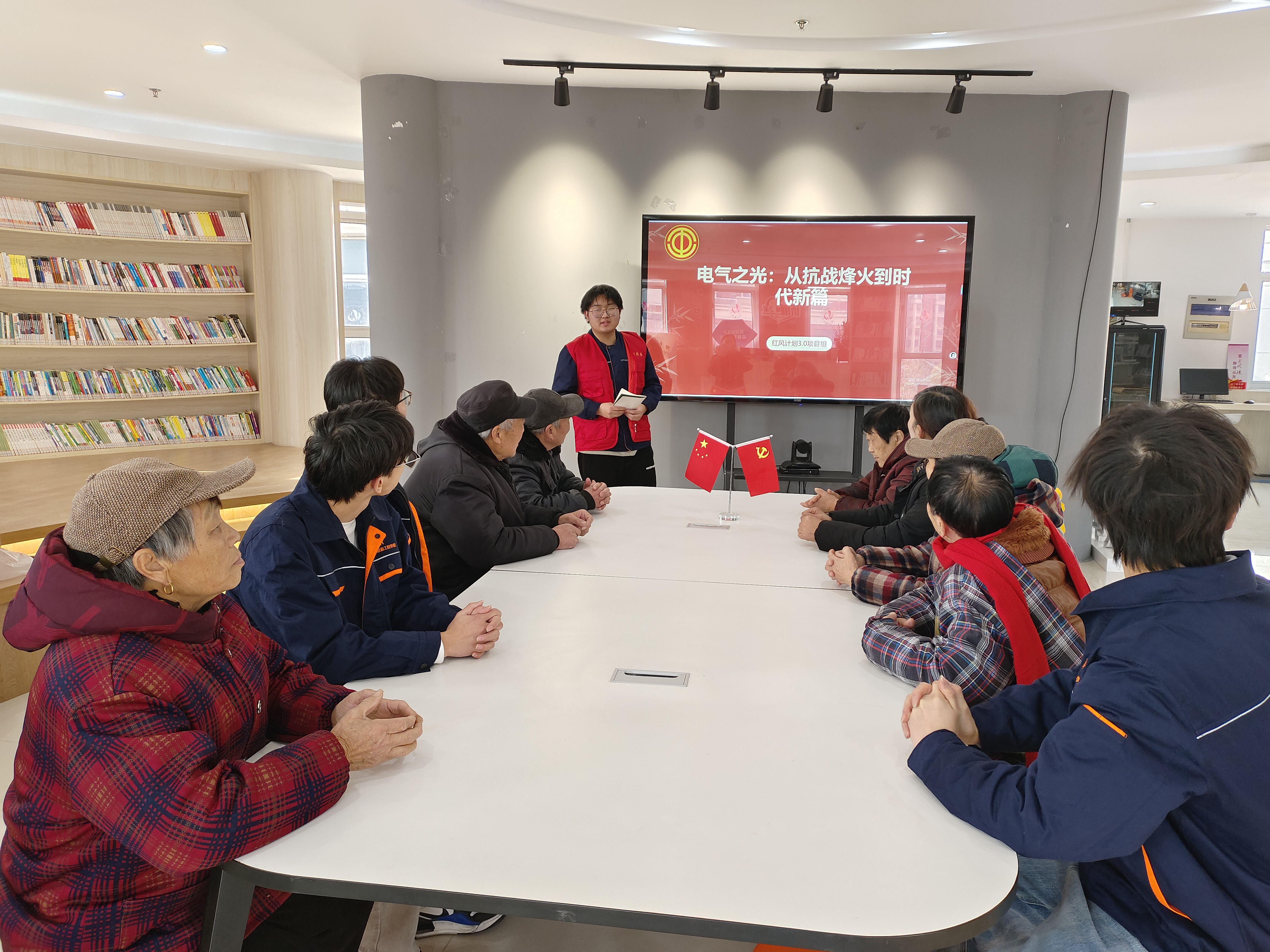 1月20日，崇川区天生港镇街道龙湖佳苑社区关工委、共青团联合南通理工学院开展了一场以电气红魂.匠心传承为主题的特色活动。 (吴淑).jpg