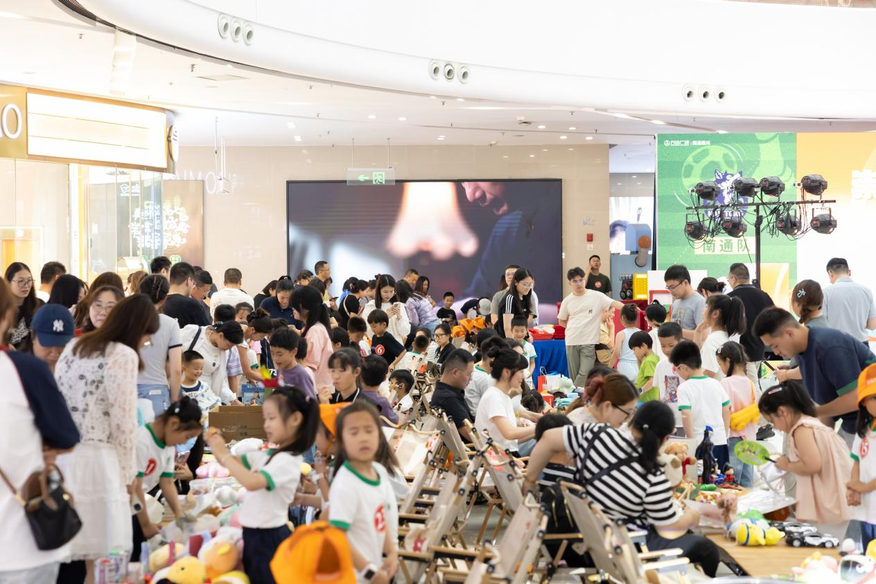 6月13日下午，崇川区永兴街道关工委牵头联合多方力量，在南通万达广场成功举办了“崇宁携手 微光成炬”首届“新联兴·益企行”慈善嘉年华活动，并同步启动了2026年“倾听大山里的声音”爱心义卖主题市集。（李彤）.png