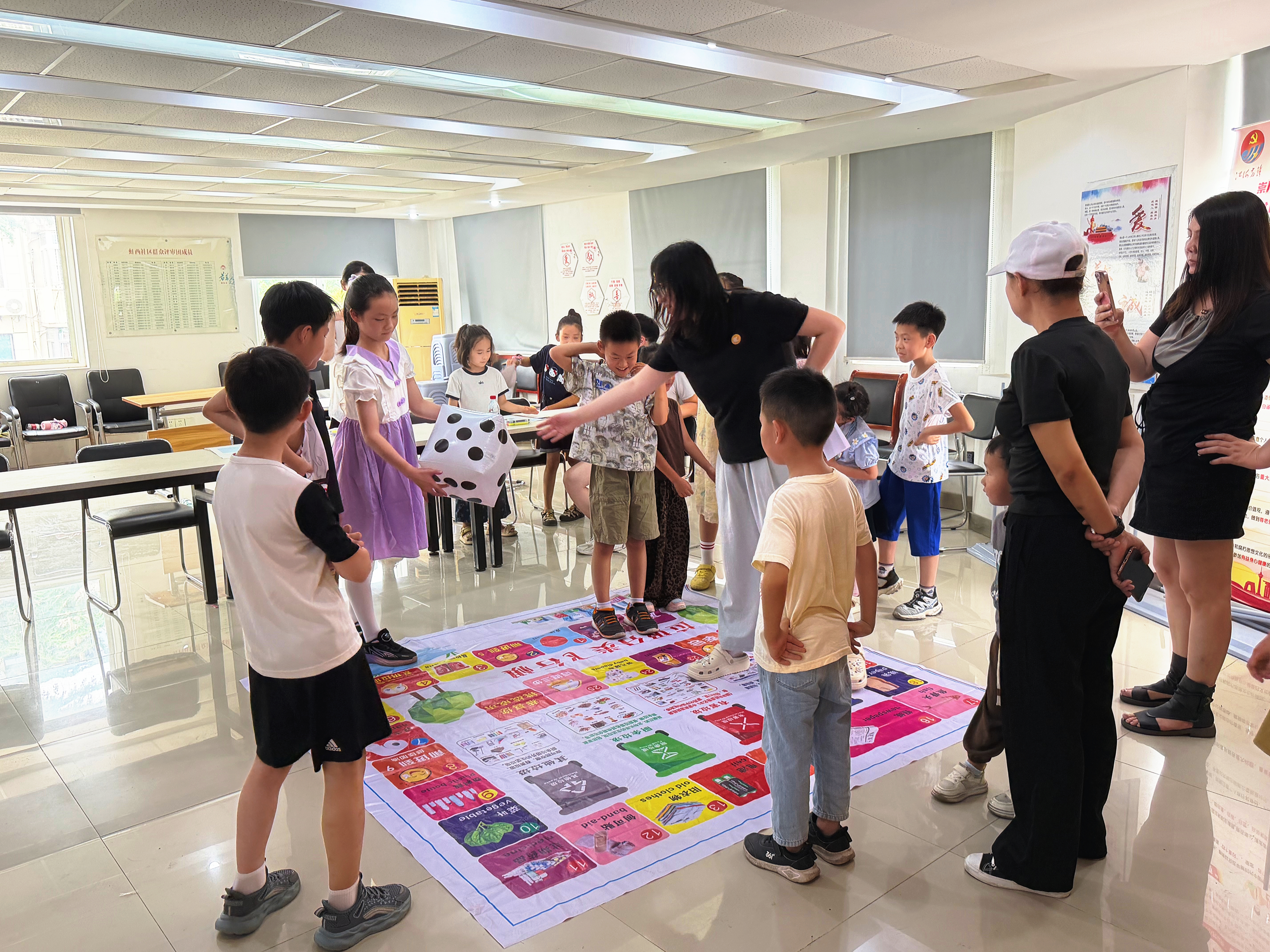 7月19日下午，崇川区虹桥街道虹西社区关工委联合崇川区仁爱社会工作发展中心，以“七彩的夏日”为主题，开展流动儿童融合成长系列活动。课堂上，志愿者为孩子们讲解垃圾分类知识，孩子们通过趣味飞行棋游戏巩固环保常识；活动现场同步开设了亲子沟通讲座、帆布手绘DIY环节，家长与孩子共同参与互动，在实践与交流中拉近了亲子距离，也丰富了辖区未成年人的暑期生活。（朱丹）.jpg