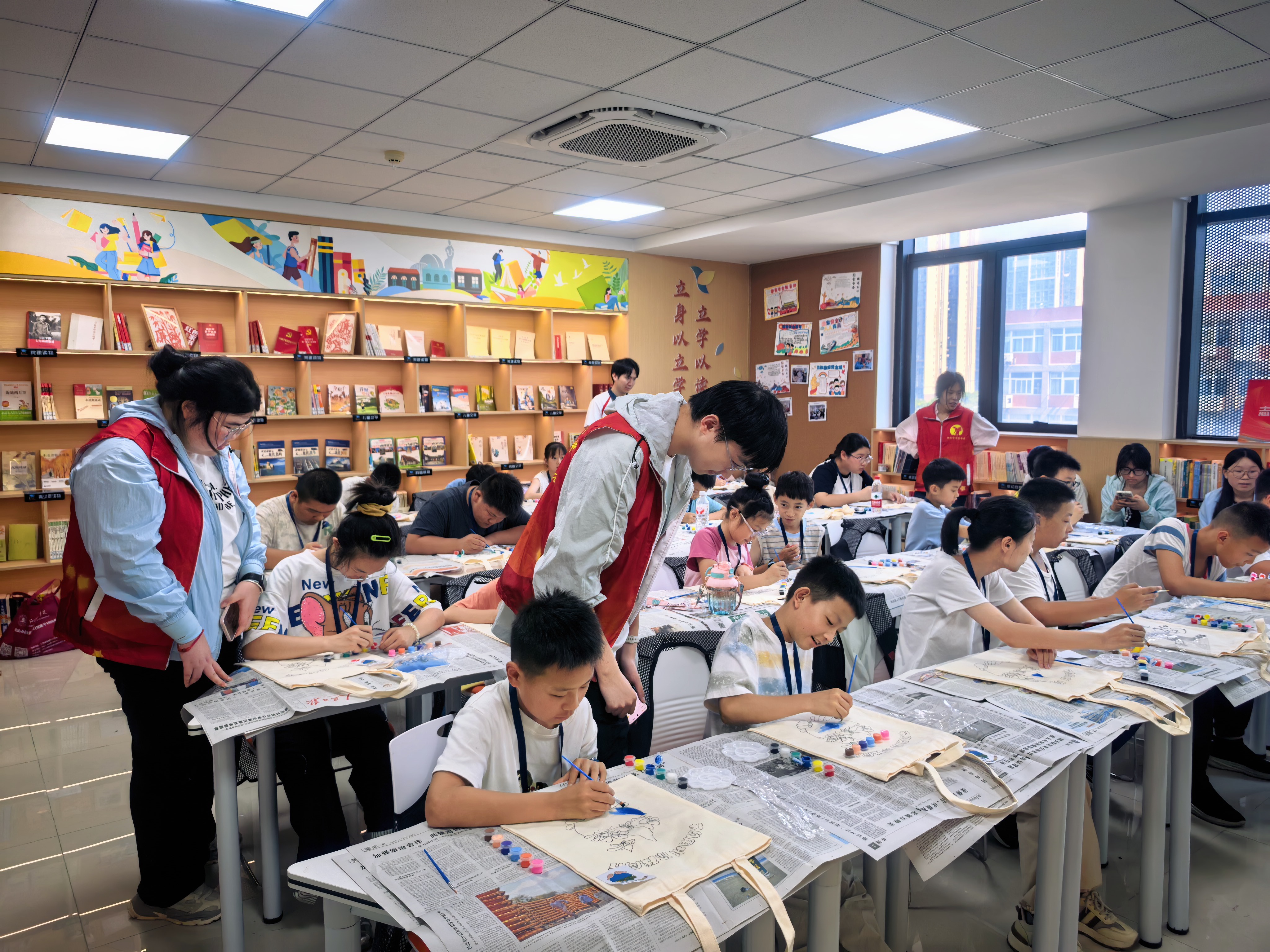 8月12日，崇川区秦灶街道桥东村关工委举办“智启未来”小创客夏令营开营暨AI科技实践坊揭牌仪式，为辖区青少年打造了家门口的科创实践课堂。（桥东村关工委）.jpg
