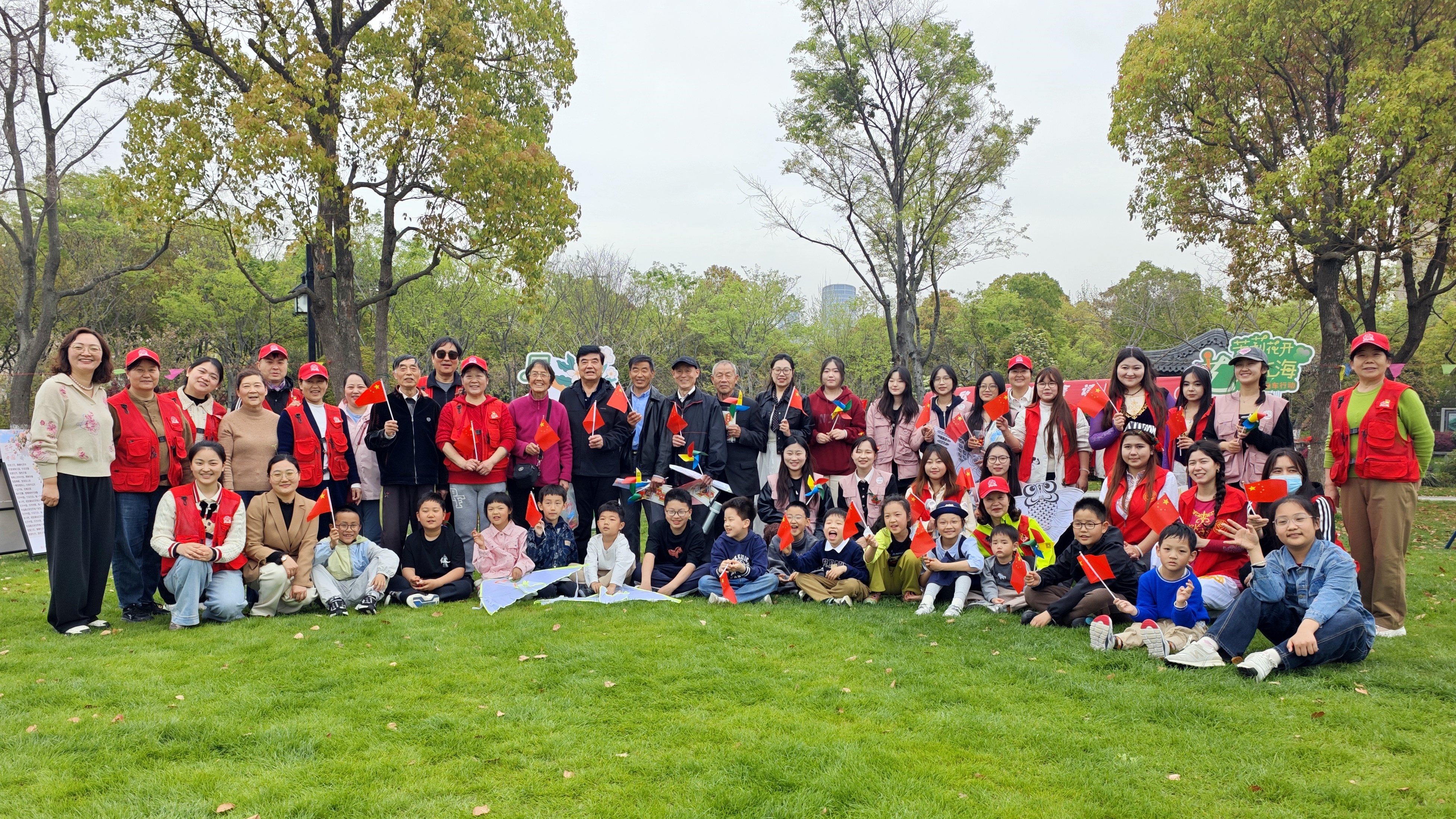 4月11日上午，崇川区新城桥街道欣欣然校外教育辅导站联合江苏工程职业技术学院，在曹顶公园共同举办了“重温长征路 薪火永相传”亲子帐篷读书会。（曹洁玉、周玉暄）.jpg