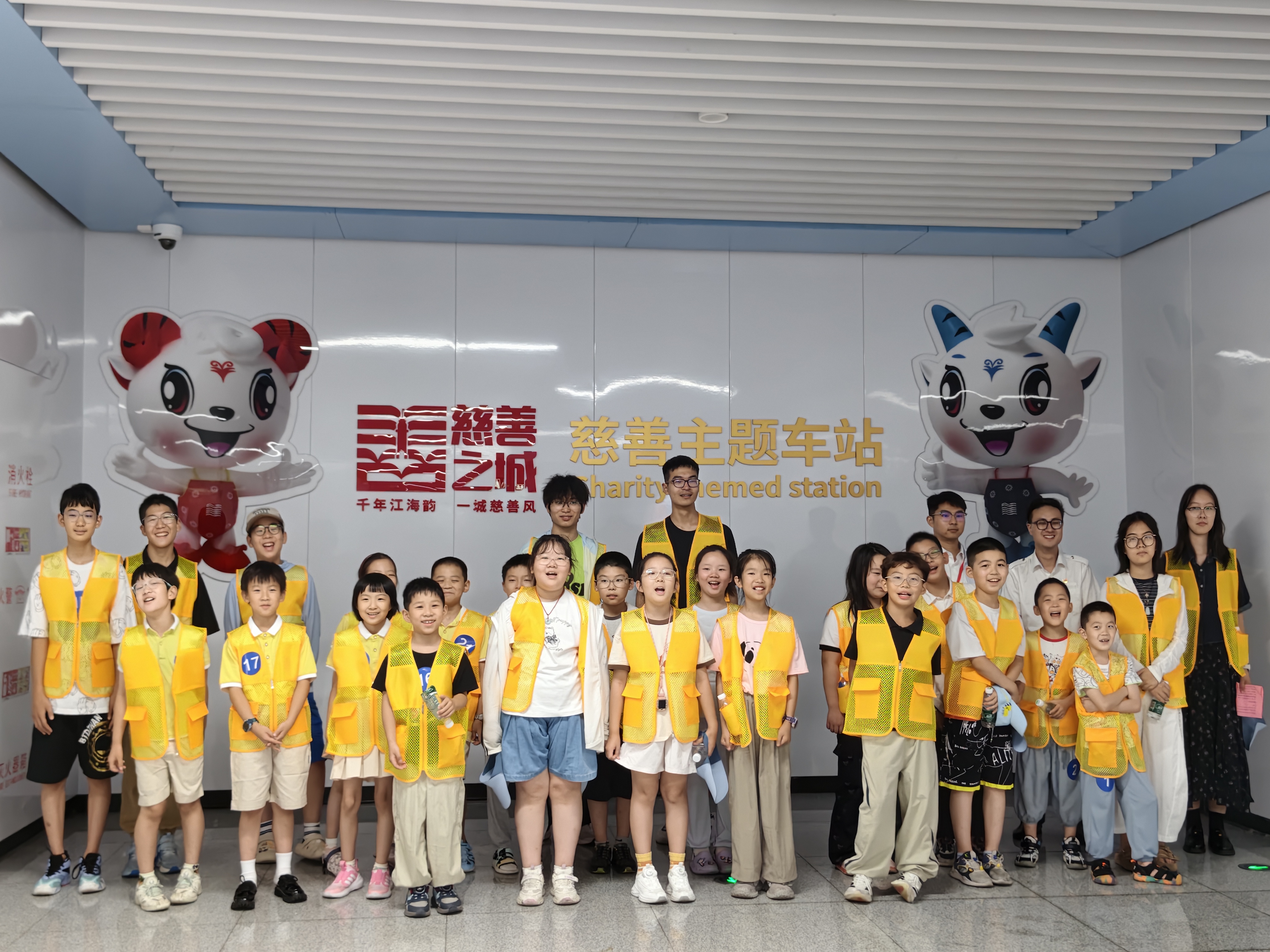 7月27日，崇川区文峰街道厂北社区关工委组织爱心暑托班的青少年开展“跟着地铁去读城”主题研学活动。活动将课堂移至地铁站点，围绕崇文盛景、千年古城、慈善初心、近代伟业四条主线，引导孩子们沉浸式探寻南通城市的千年文脉。（厂北社区关工委）.jpg
