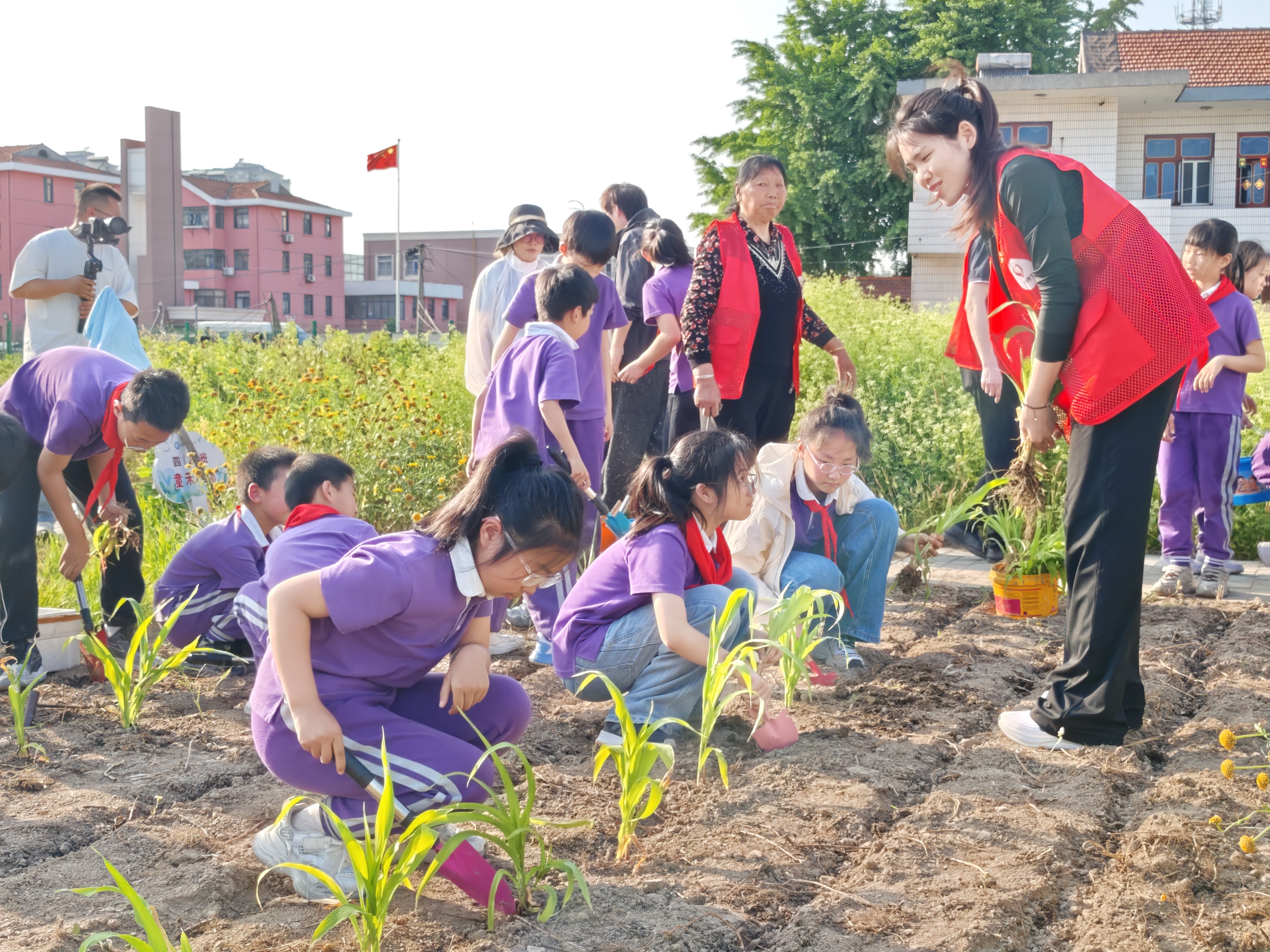 5月18日，崇川区幸福街道转水社区关工委联合南通市鹤涛小学师生，共同举办了一场以“田间育青苗稚子知耕耘”为主题的农耕实践活动。（转水社区关工委）.jpg