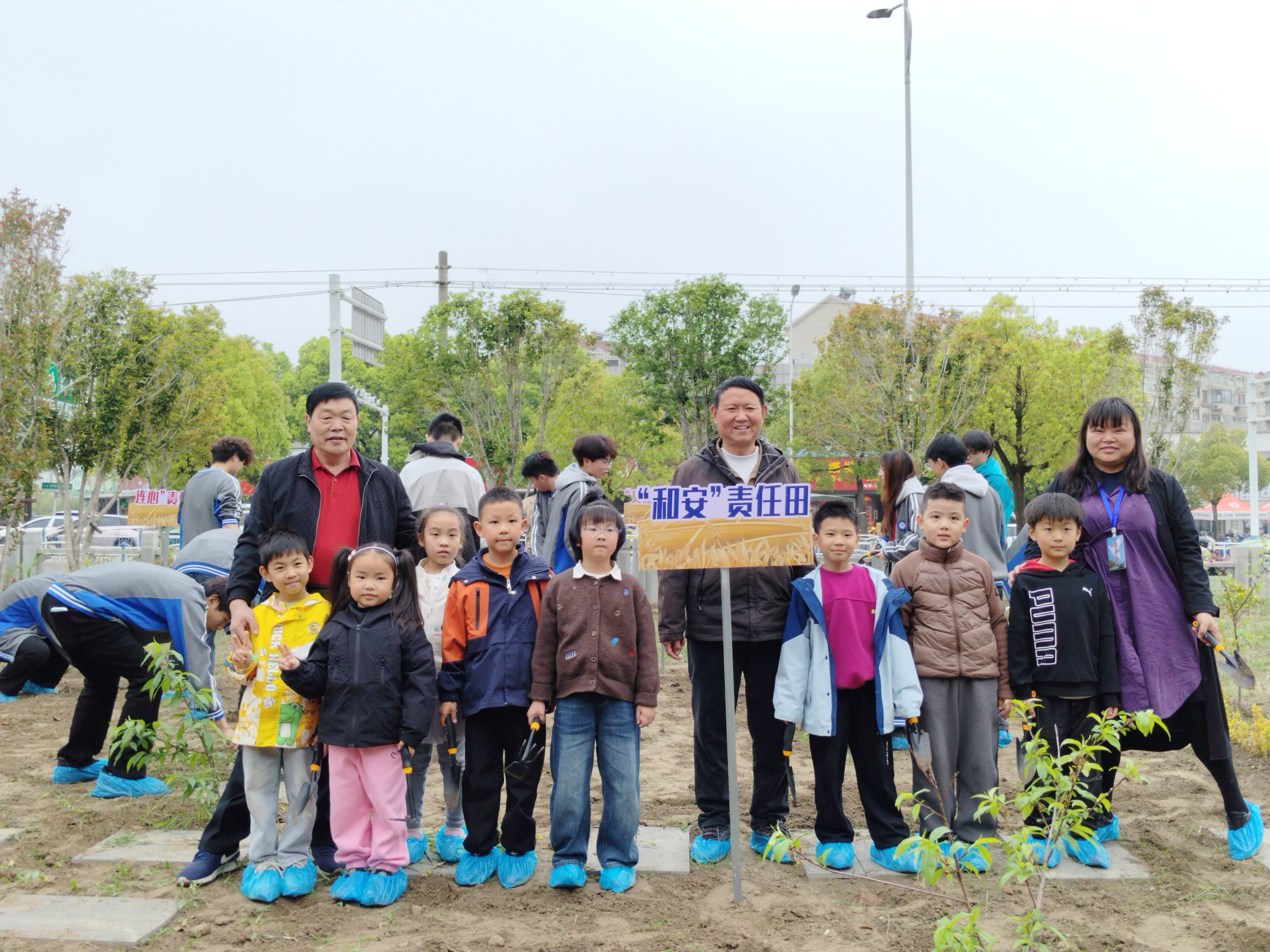 4月13日，崇川区永兴街道和沣社区党总支联合南通市蓝领高级技工学校、五龙汇城中小学及社区五老“银龄红帆”志愿服务队，共同举办“银辉映初心 共治谱新篇”主题党日活动。（尹韬 李彤）.png