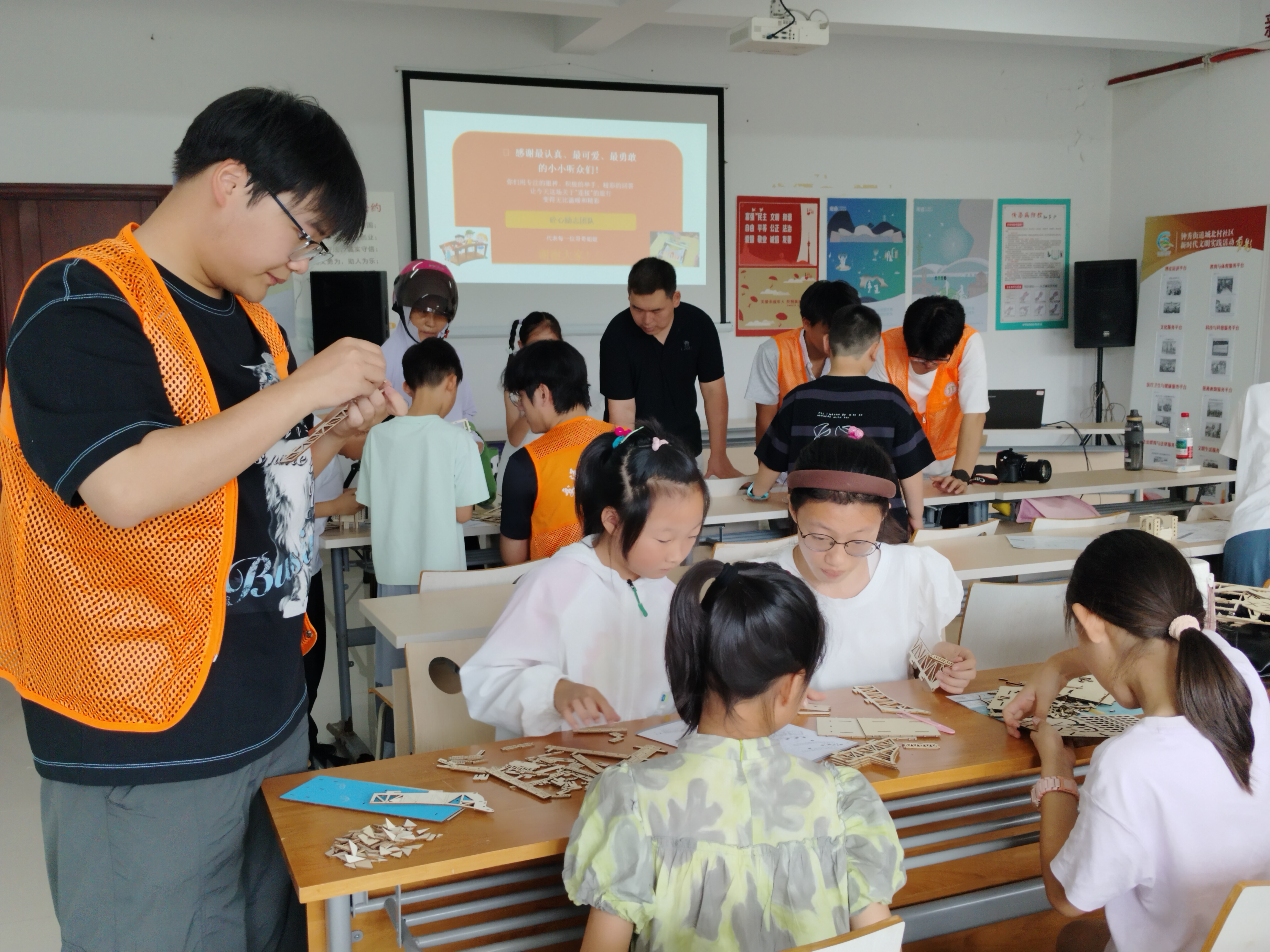 7月16日，崇川区钟秀街道关工委联合南通大学交通与土木工程学院志愿者开展活动，志愿者以图文并茂的方式带领孩子们了解桥梁结构、拼接桥梁模型；南通大学医学院志愿者则为孩子们科普了口腔健康知识。（朱铭炜）.jpg