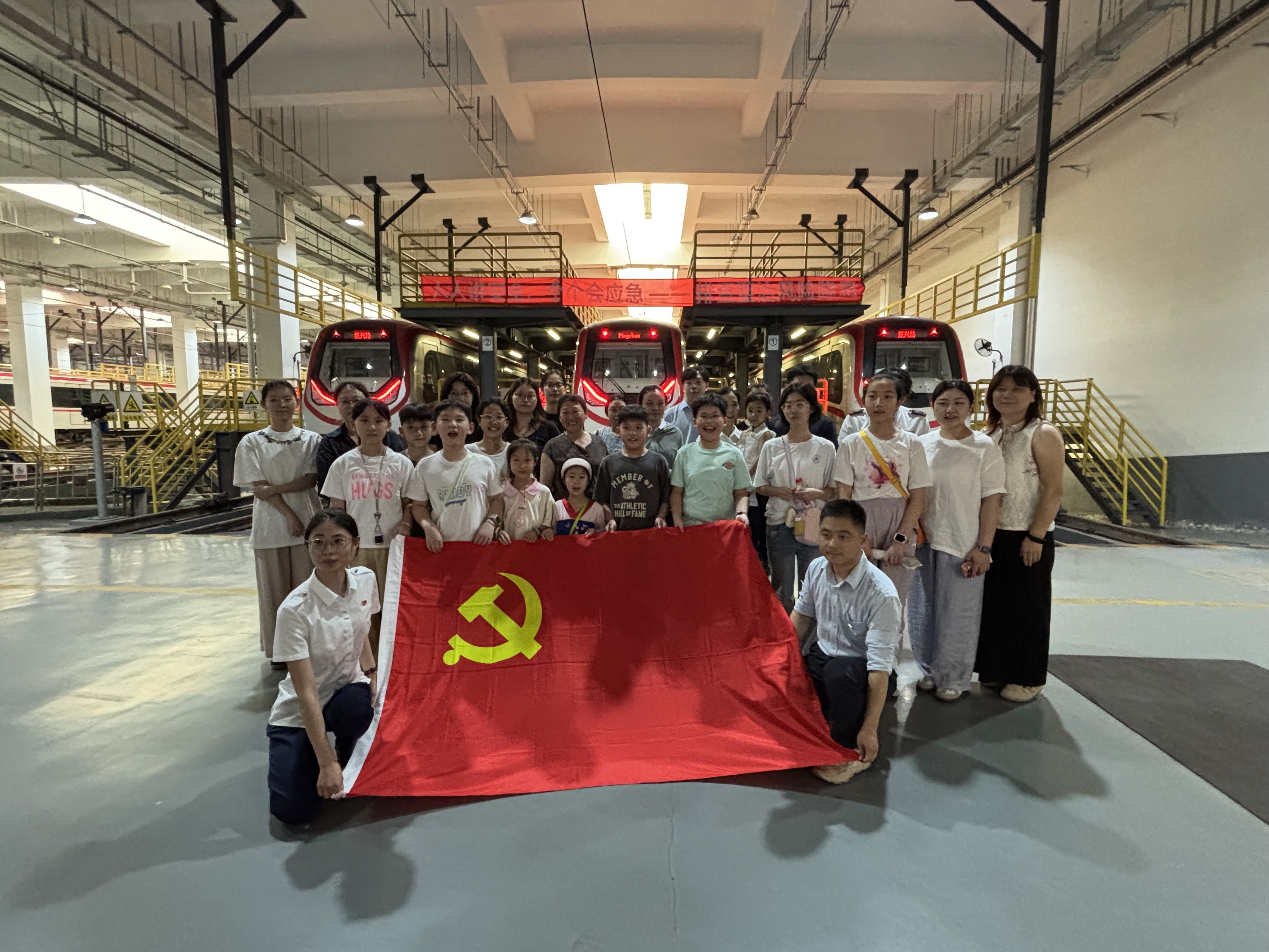 8月21日，崇川区陈桥街道仁和社区关工委组织辖区青少年开展地铁参观主题研学实践活动，让孩子们走出课本、走进实景，化身“城市观察员”沉浸式探秘地铁运行奥秘，在实地体验中感知城市发展的蓬勃力量。（仁和社区关工委）.jpg
