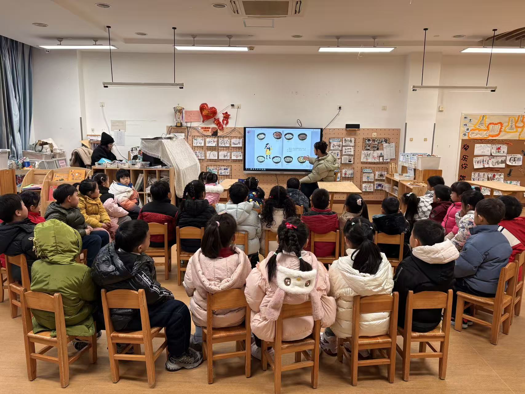 1月26日上午，崇川区文峰街道红星社区党委、居委会、关工委等单位携手开展“粥到暖人心 腊八传温情”主题活动。活动现场，身着红马甲的志愿者们走进辖区幼儿园，通过生动的故事讲述与趣味互动，向孩子们娓娓道来腊八节的传统习俗，让源远流长的传统文化在孩子们清脆的童声中脉脉传承。（红星社区关工委）.jpg