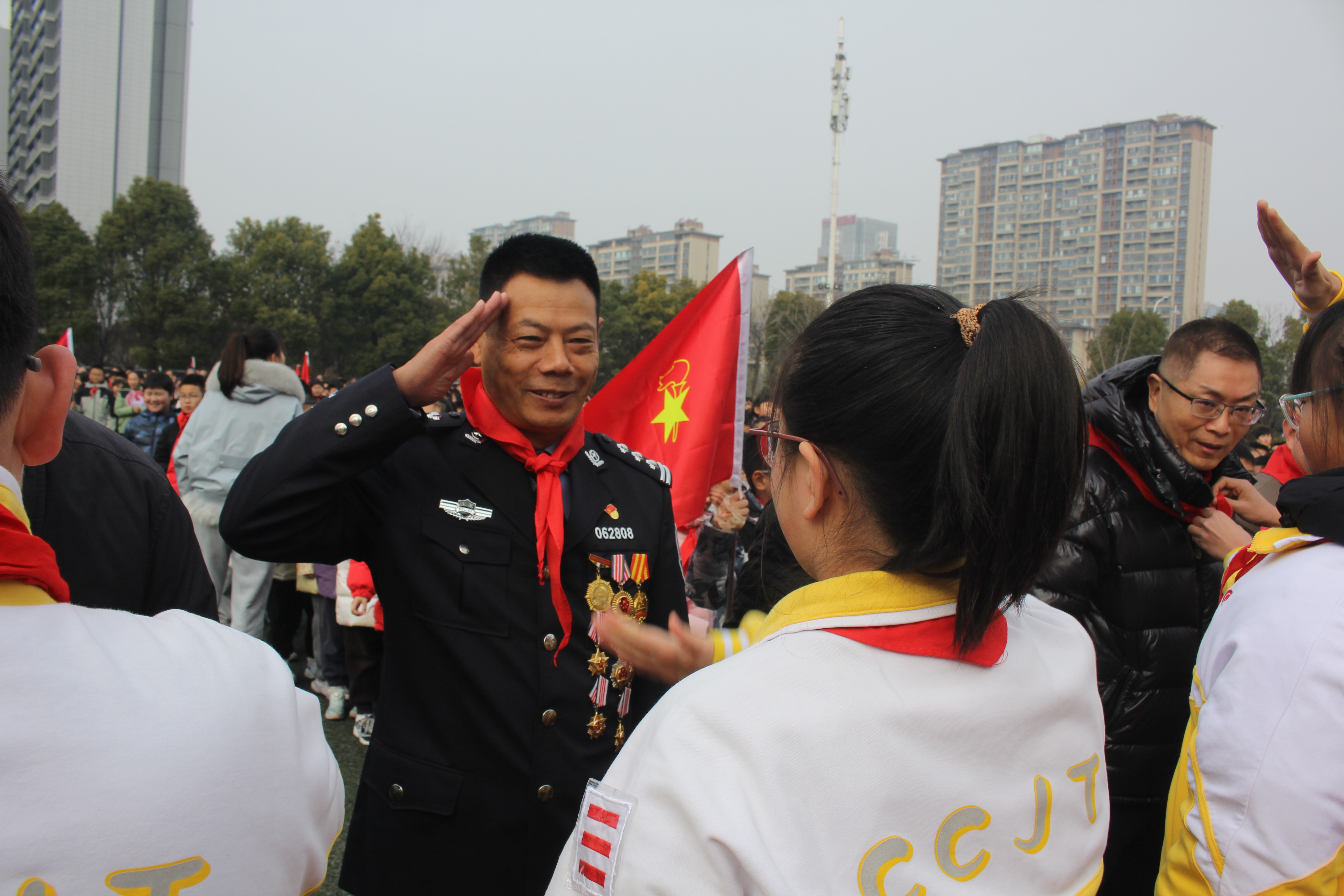 1月5日，崇川区崇川经济开发区关工委联合八一小学共同举办“童心永向党 跃马续华章”主题升旗仪式，学堂桥、观山社区的“五老”代表、辖区优秀退役军人及该校全体师生共同参与了此次意义非凡的活动。（季永健、张华）.jpg