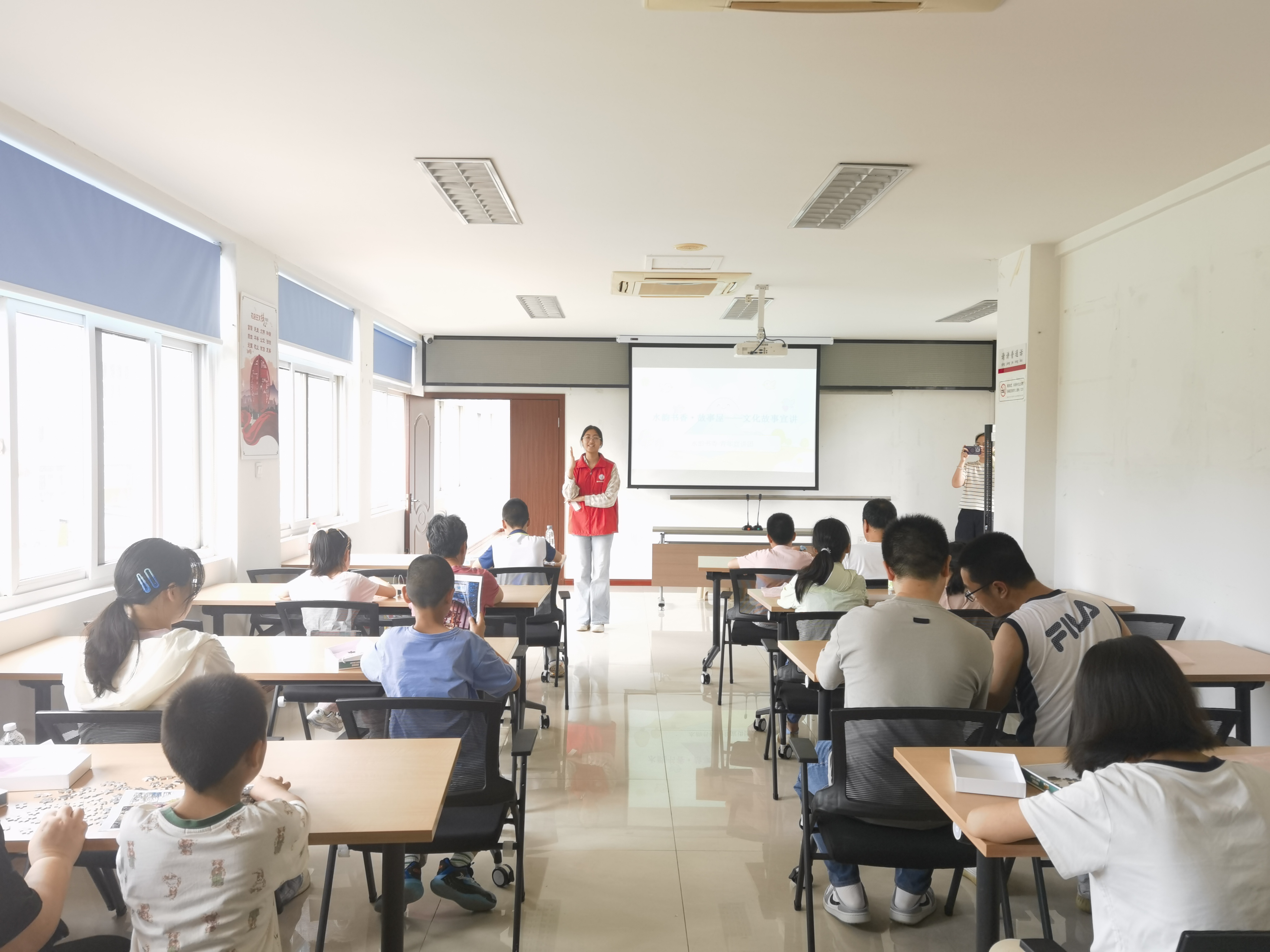 7月9日上午，崇川区文峰光明村社区关工委举办“减塑惜水节电 争做环保少年”青少年主题活动。活动以科普宣讲与趣味互动相结合的形式开展，引导孩子们从小树立环保意识、养成节约习惯。（光明村社区关工委）.jpg