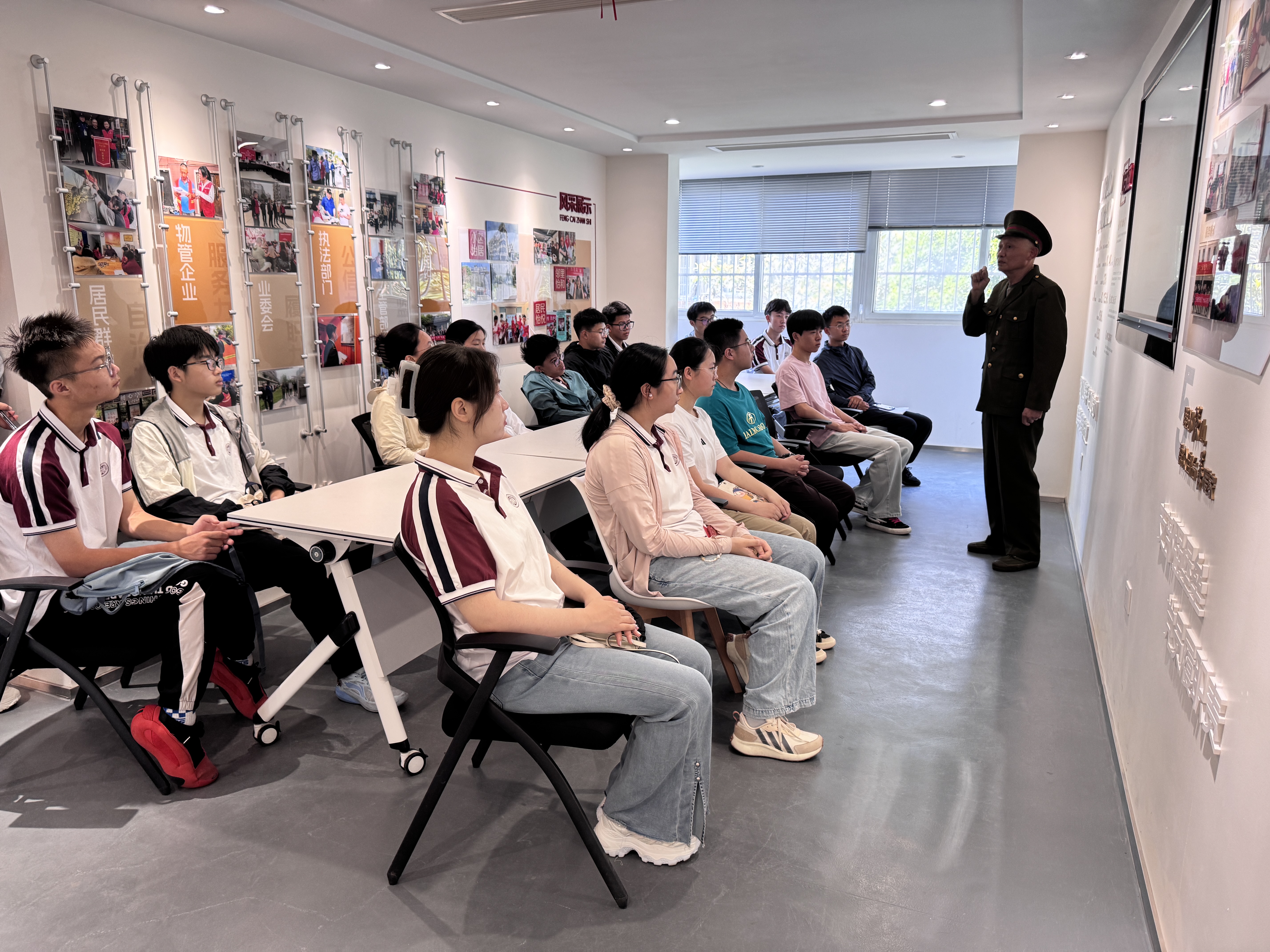 7月15日上午，崇川区唐闸镇街道关工委开展“致敬卫国老兵 厚植爱国情怀”红色主题实践活动。活动邀请辖区“五老”代表、青少年、社区居民齐聚一堂，以诗词诵读、老兵宣讲、手工创作为载体，共话家国初心，共筑育人平台。（唐闸镇街道关工委）.jpg