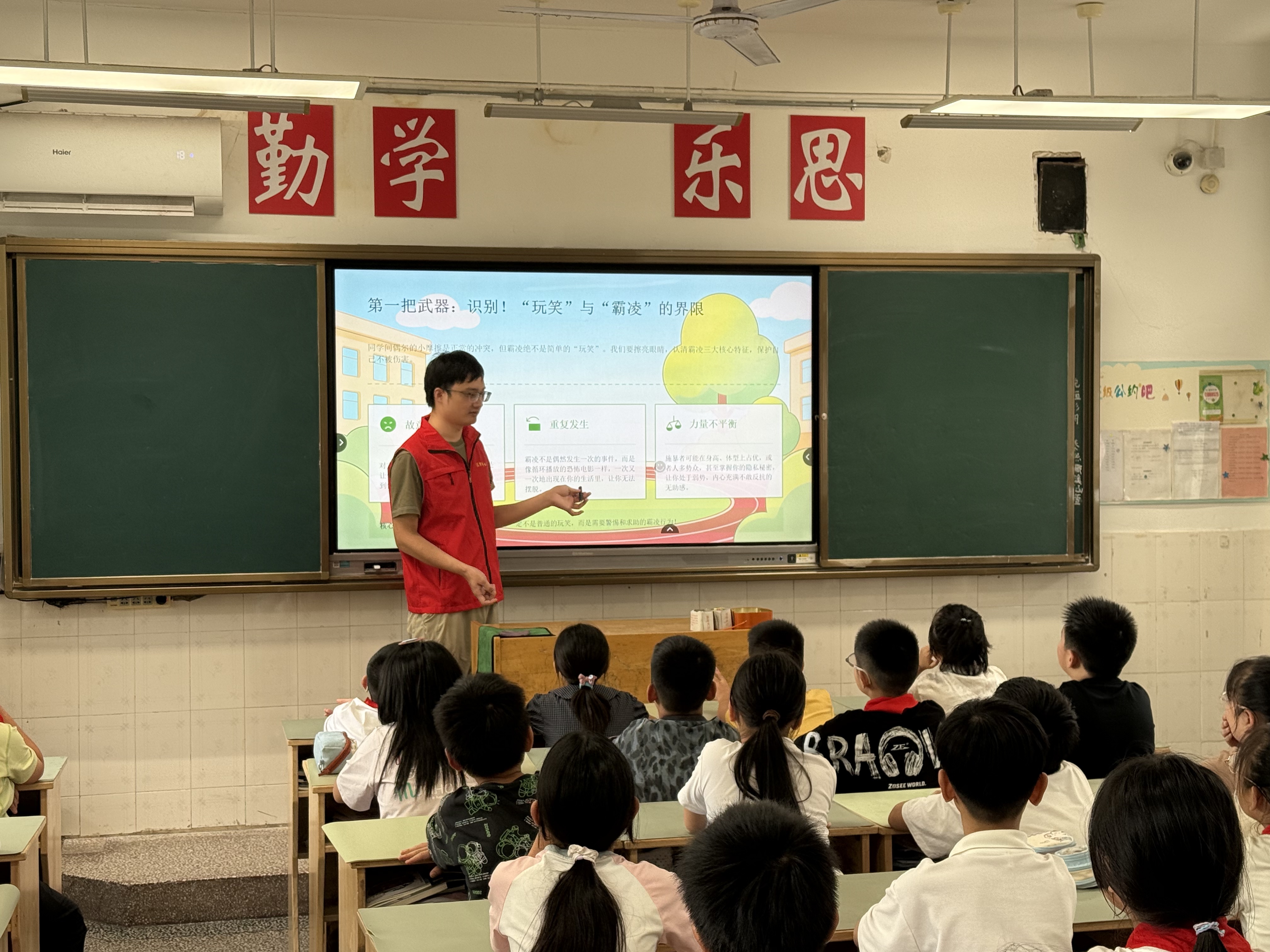 9月3日，崇川区幸福街道幸福社区关工委邀请普法志愿者走进南通市鹤涛小学，开展了以“护苗反霸凌 法治伴成长”为主题的“开学‘护苗’第一课”——送法进校园活动。（幸福社区关工委）.jpg