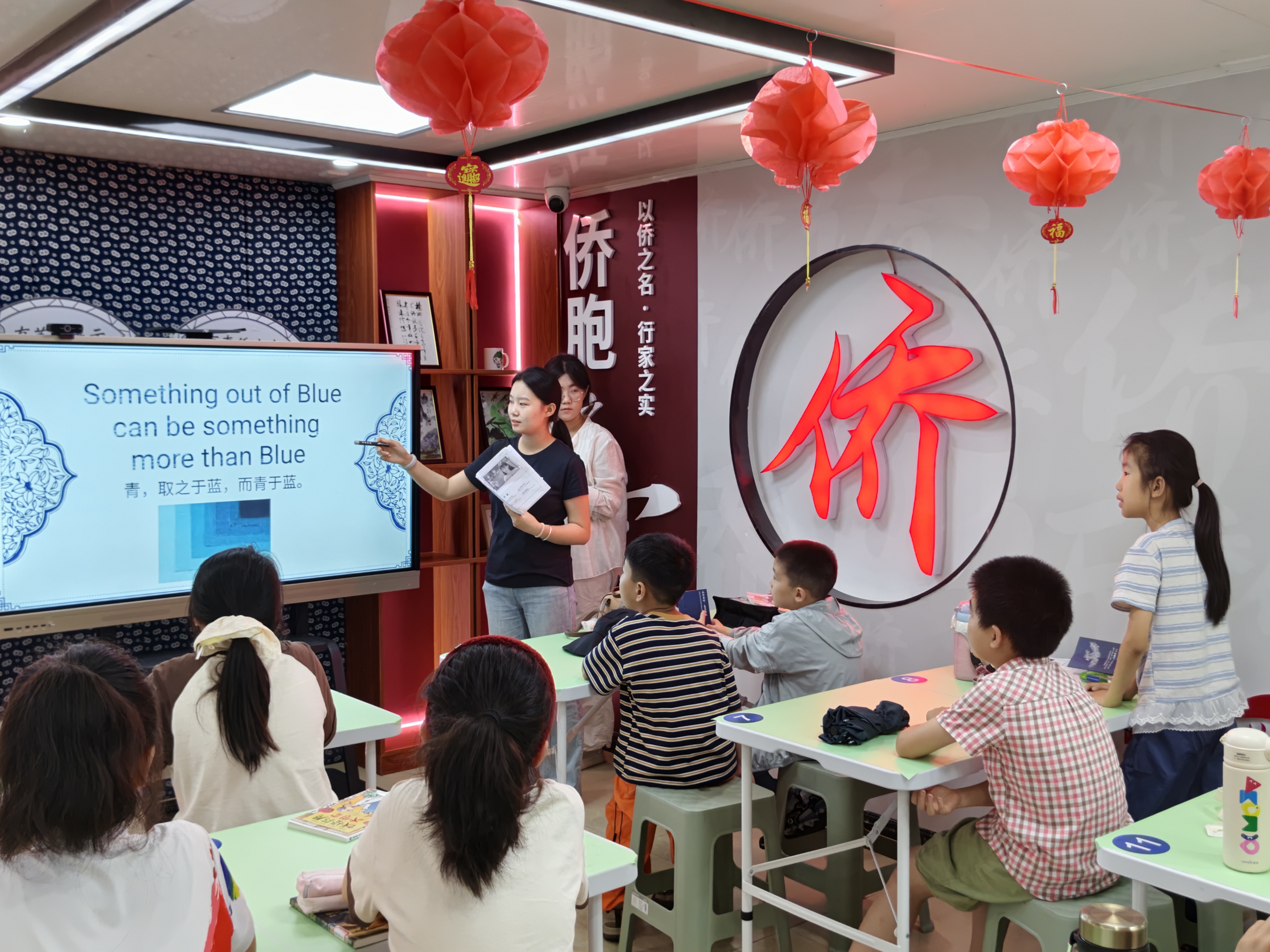 7月20日，崇川区文峰街道厂北社区关工委联合南通大学外国语学院青染知行实践团在社区爱心暑托班开展“一襟藏青蓝 一脉匠心传”蓝印花布非遗实践活动。（厂北社区关工委）.jpg