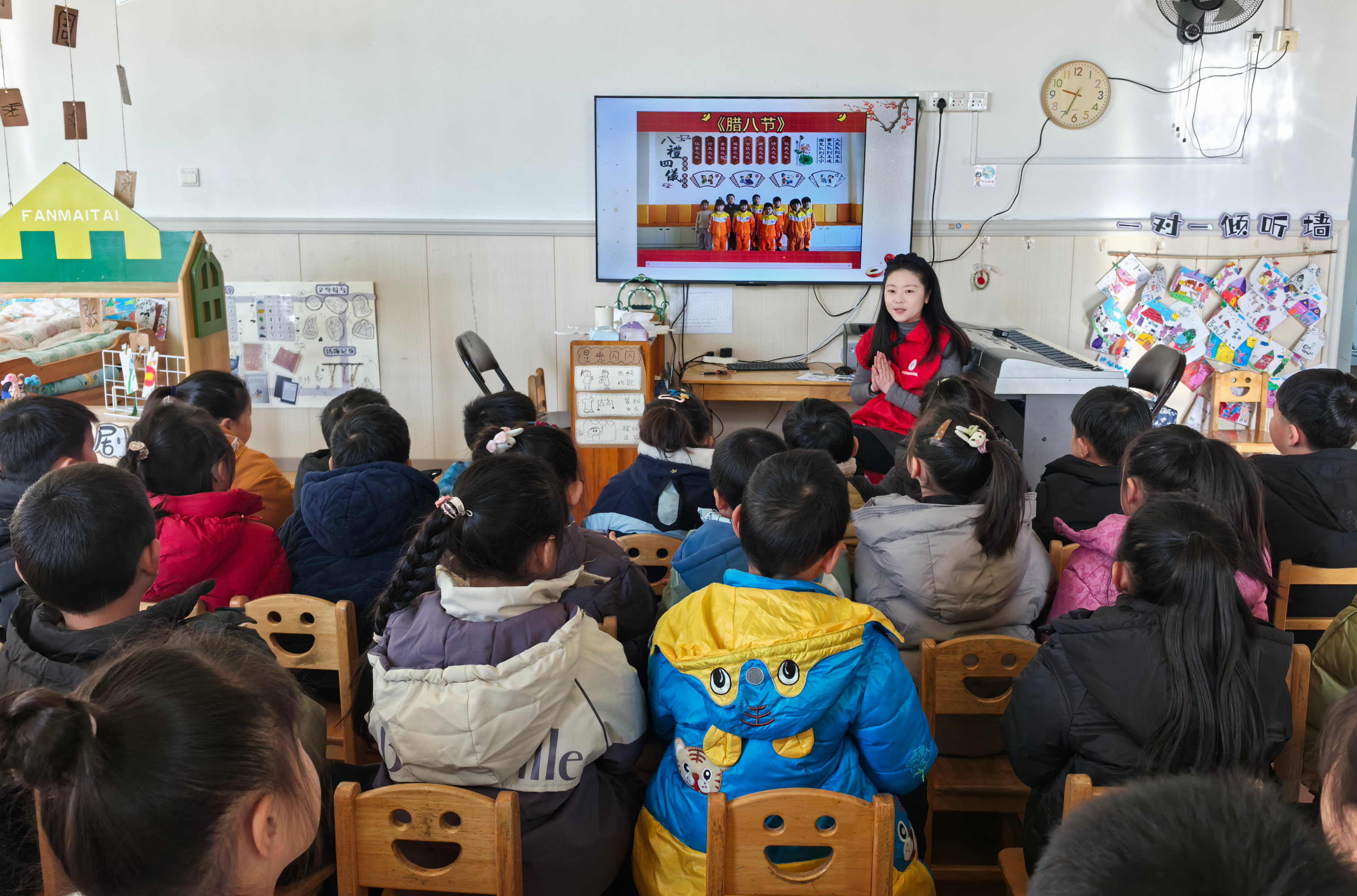 为丰富辖区青少年儿童的精神文化生活，助力全民阅读与书香社区建设，1月13日，天生港镇街道福利社区关工委精心组织开展了“品腊八节味 共阅好时光”主题活动。活动设置餐饮之礼体验、绘本阅读分享、趣味粮画创作三个环节，带领孩子们沉浸式感受传统节日带来的温暖与快乐。（陆夏霖）.jpg