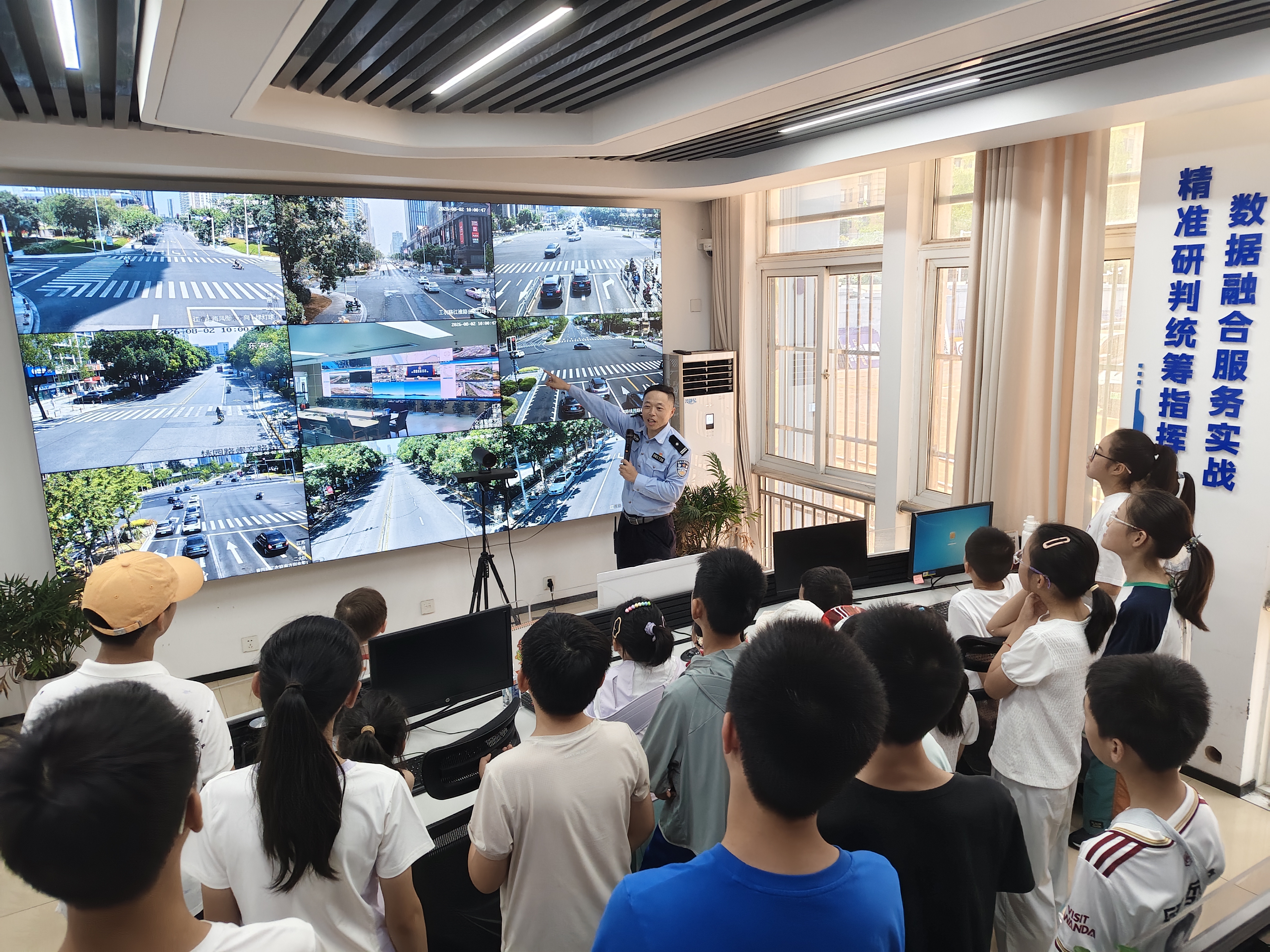 8月2日，崇川区狼山镇街道临江、洪江、曹公祠社区关工委联合开展“盛夏送清凉，致敬守护者”主题活动，组织辖区青少年走进警营，探访一线执勤交警，向炎炎夏日里坚守岗位的“马路守护者”送去清凉与敬意，并借此开启了一场沉浸式的交通安全教育之旅。（临江社区关工委）.jpg