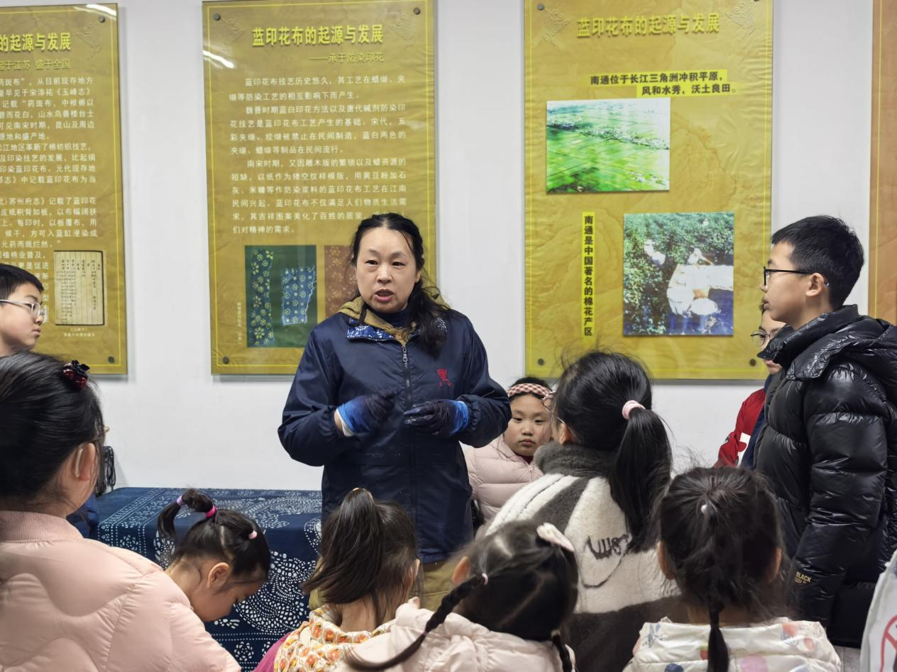 3月8日，崇川区永兴街道曙光社区关工委组织辖区青少年走进南通蓝印花布博物馆，开展“探寻蓝白之美，争做小小传承人”非遗主题实践活动。孩子们在馆内沉浸式参观学习蓝印花布的悠久历史与传统工艺，亲手制作蓝印花布方巾，近距离感受这项国家级非物质文化遗产的独特魅力，在指尖的创作中体悟匠心传承的深厚内涵。（陈玲玲）.png