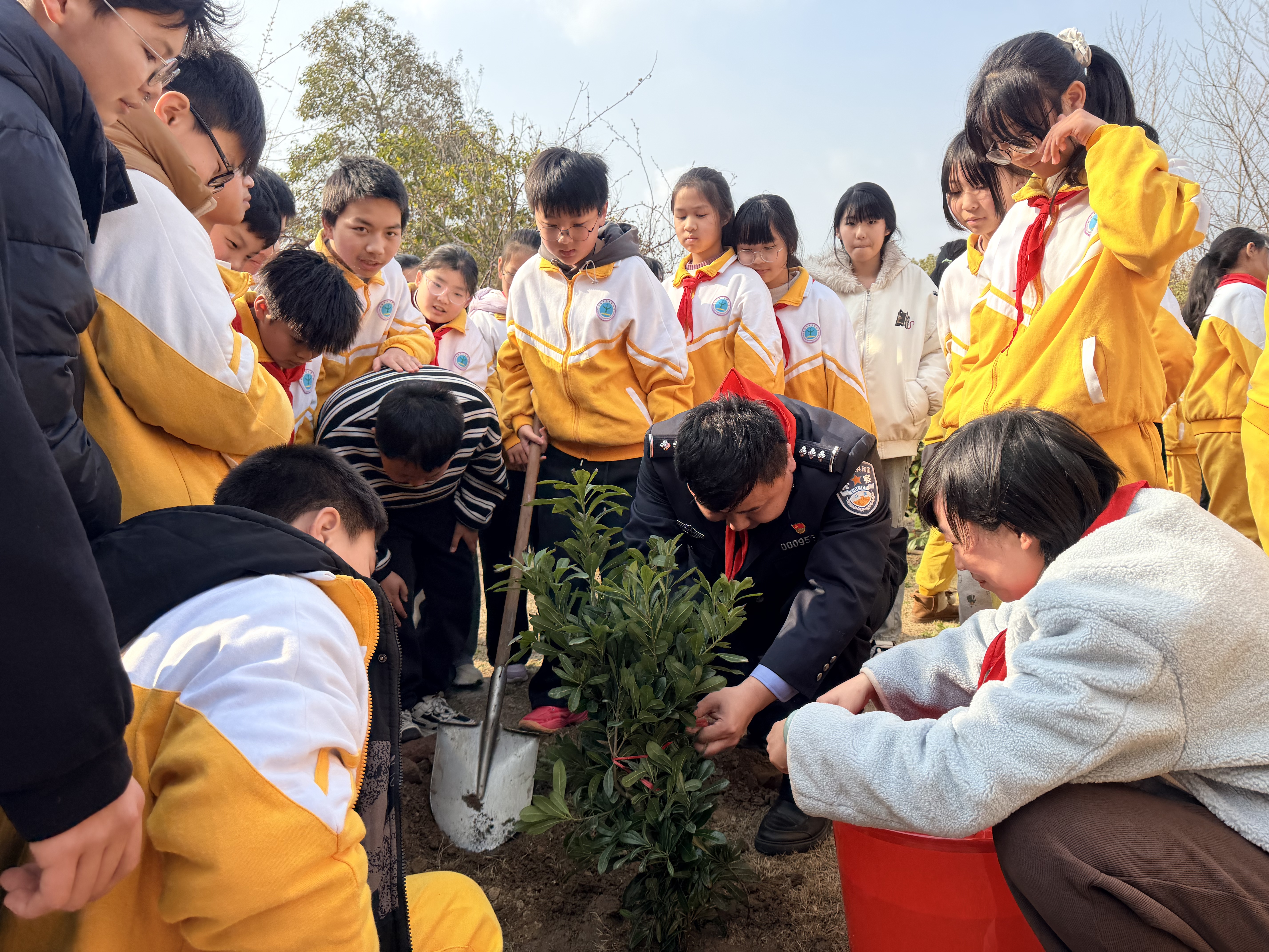 3月9日下午，崇川区天生港镇街道通燧社区关工委、团支部联合长航南通公安部门，于天生港小学共同开展一场“携手植新绿 共建同心林”主题活动。(李云).jpg