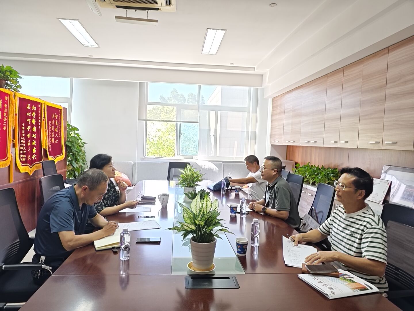 9月15日上午，崇川区关工委联合区市场监督管理局共同商讨关爱帮扶外卖小哥子女事宜，并研究了其他新就业群体子女的帮扶工作。（顾园园）.jpg
