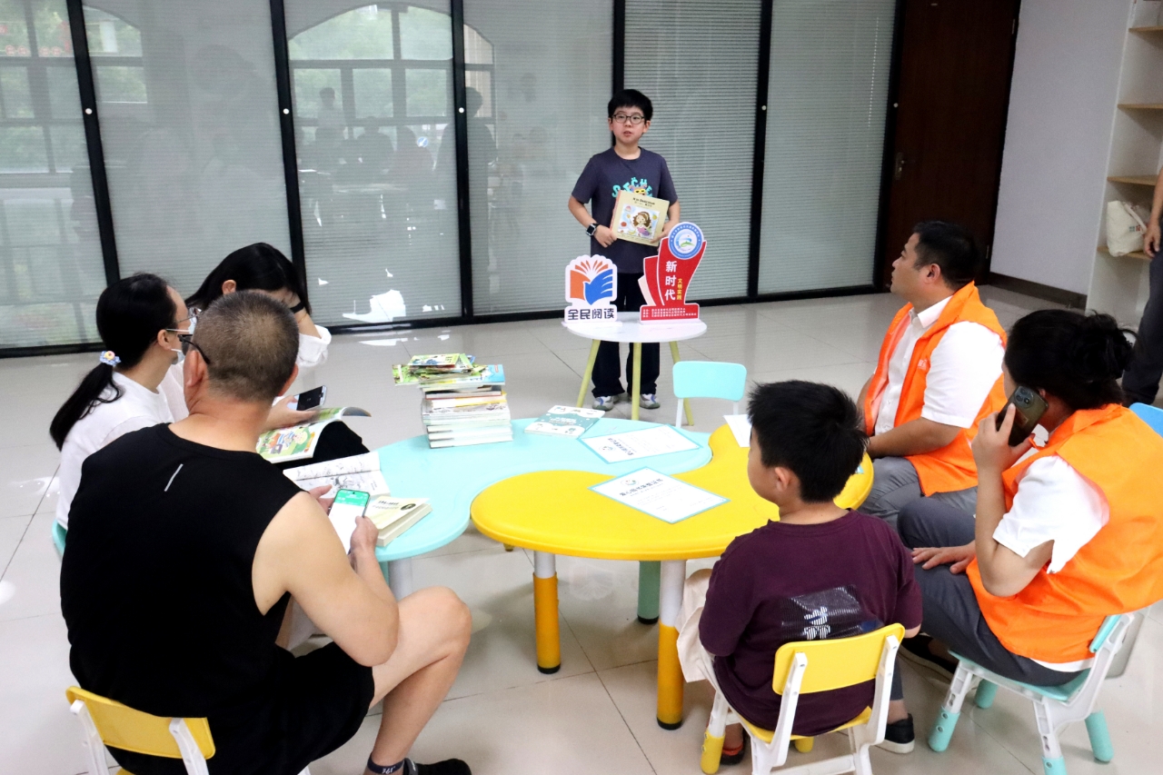 8月12日上午，崇川区文峰街道春晖社区关工委组织辖区青少年开展爱心图书捐赠公益活动。（春晖社区关工委）.jpg