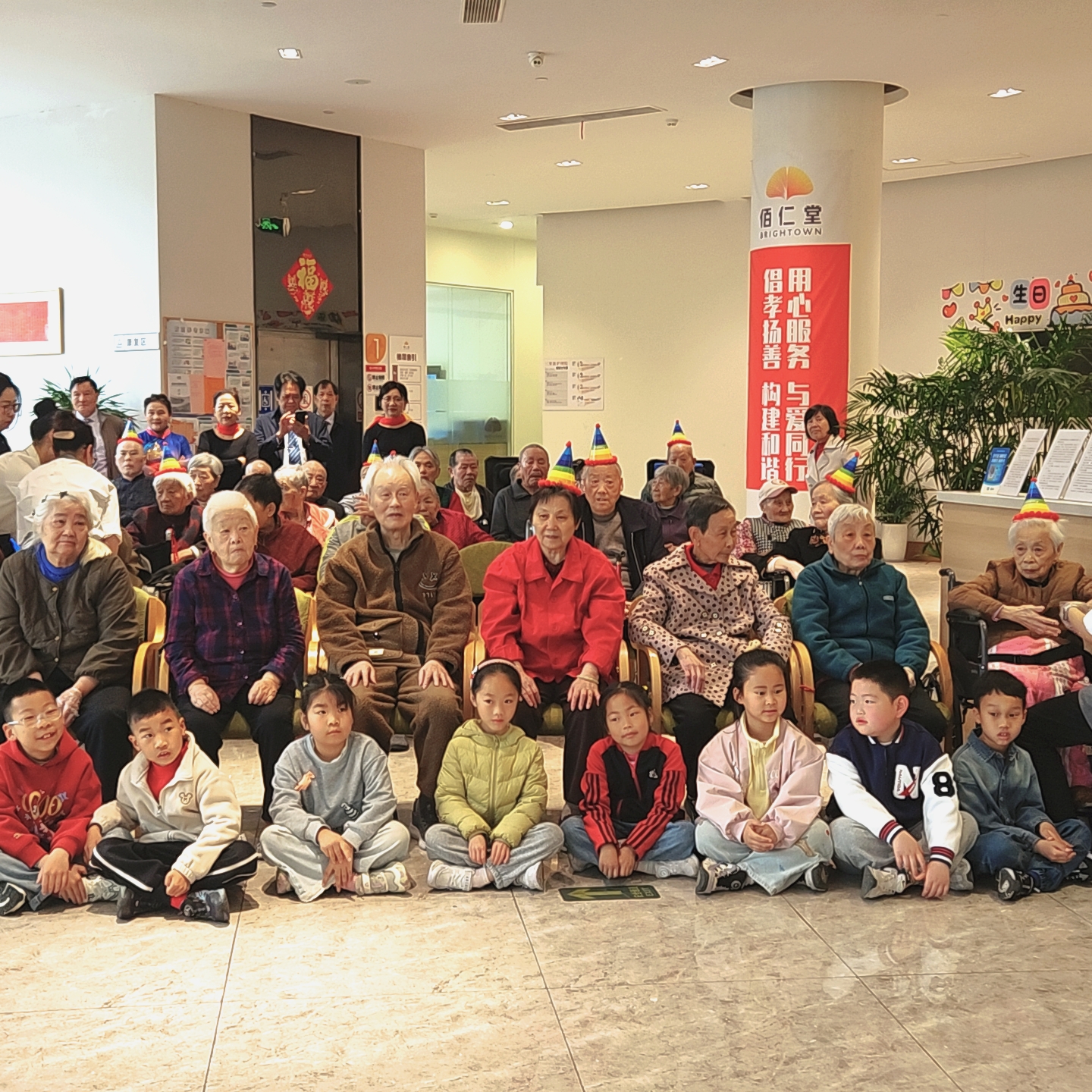 4月28日，崇川区文峰街道三里墩社区关工委携手三里墩小学和梦之舞艺术团，在三里墩护理院举办了一场以“童心敬老·致敬劳动者”为主题的迎五一慰问演出。时值世界读书周，此次活动巧妙融合了文艺表演、阅读陪伴与敬老互动，既弘扬了劳动精神，又为长者们带来了温暖与关怀。（三里墩社区关工委）.jpg