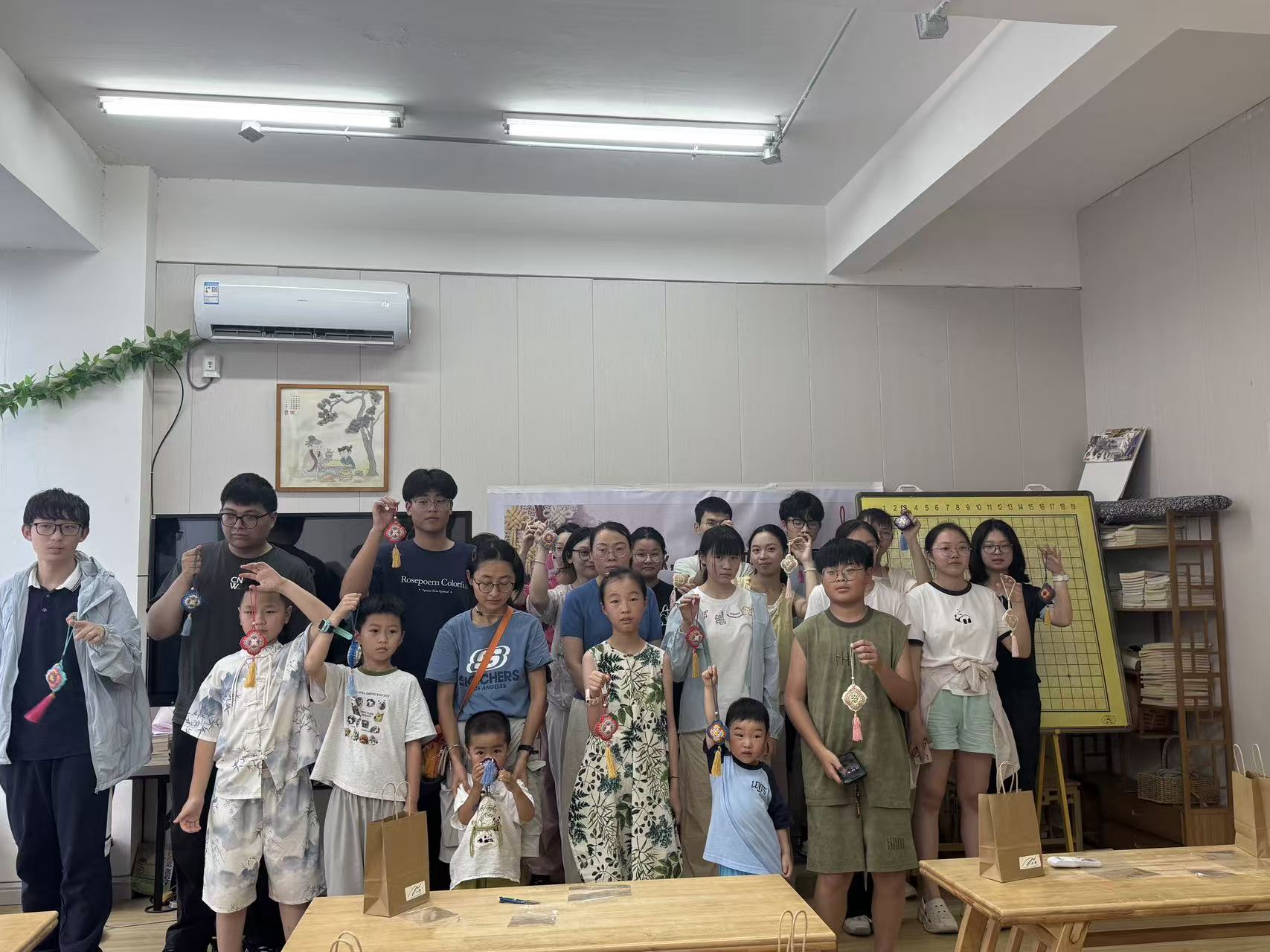 7月14日下午，由崇川区唐闸镇街道、永泰社区、碧林湾社区、闸东社区、新园社区及各社区关工委联合主办的“弈赏千年文脉，绳编仲夏吉福”夏季传统文化研学活动，在江海围棋博物馆雅致启幕。（陈颖）.jpg