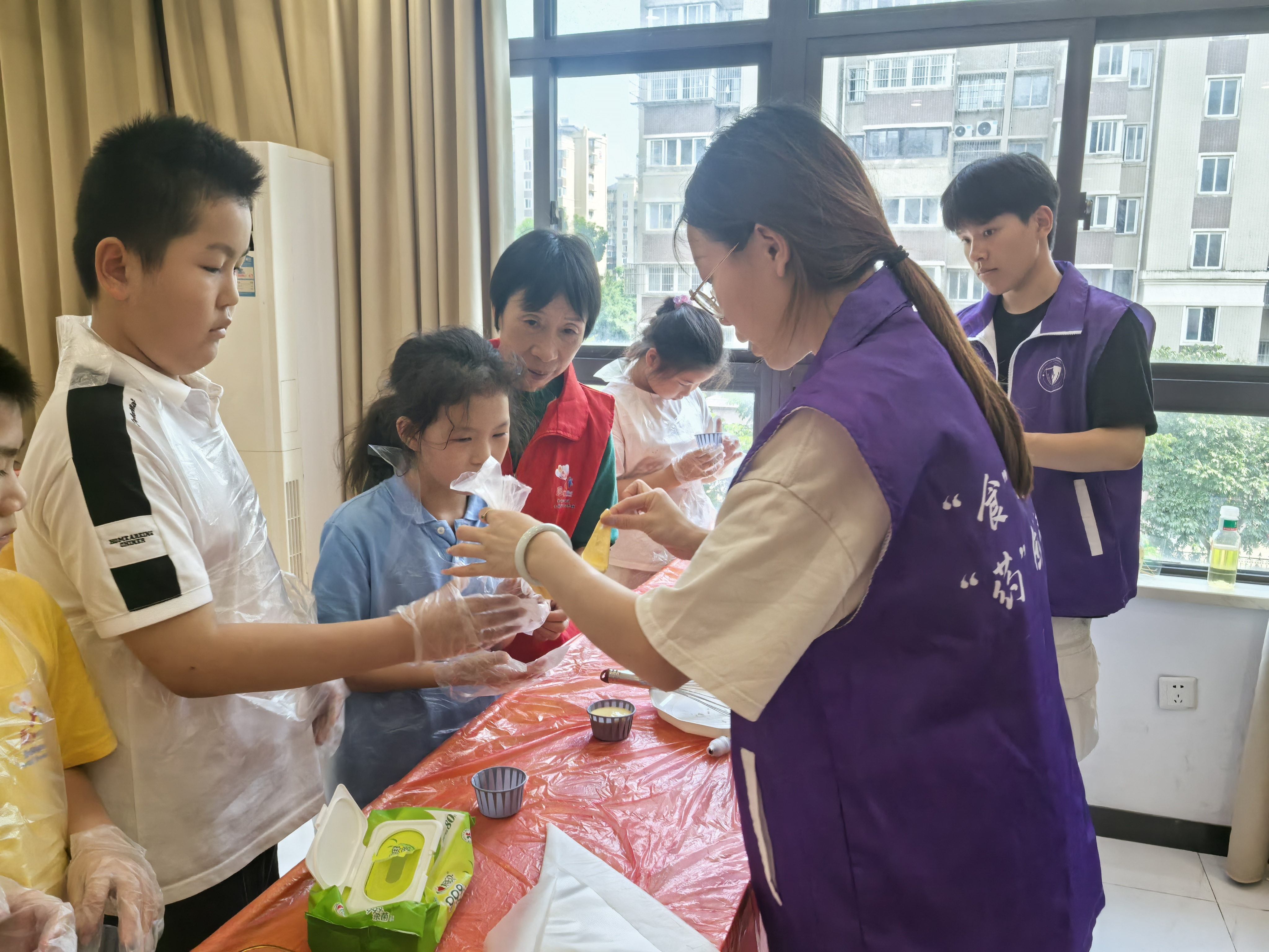 7月29日，崇川区幸福街道关工委开展“趣享夏日 巧手烘焙”活动。（幸福街道关工委）.jpg