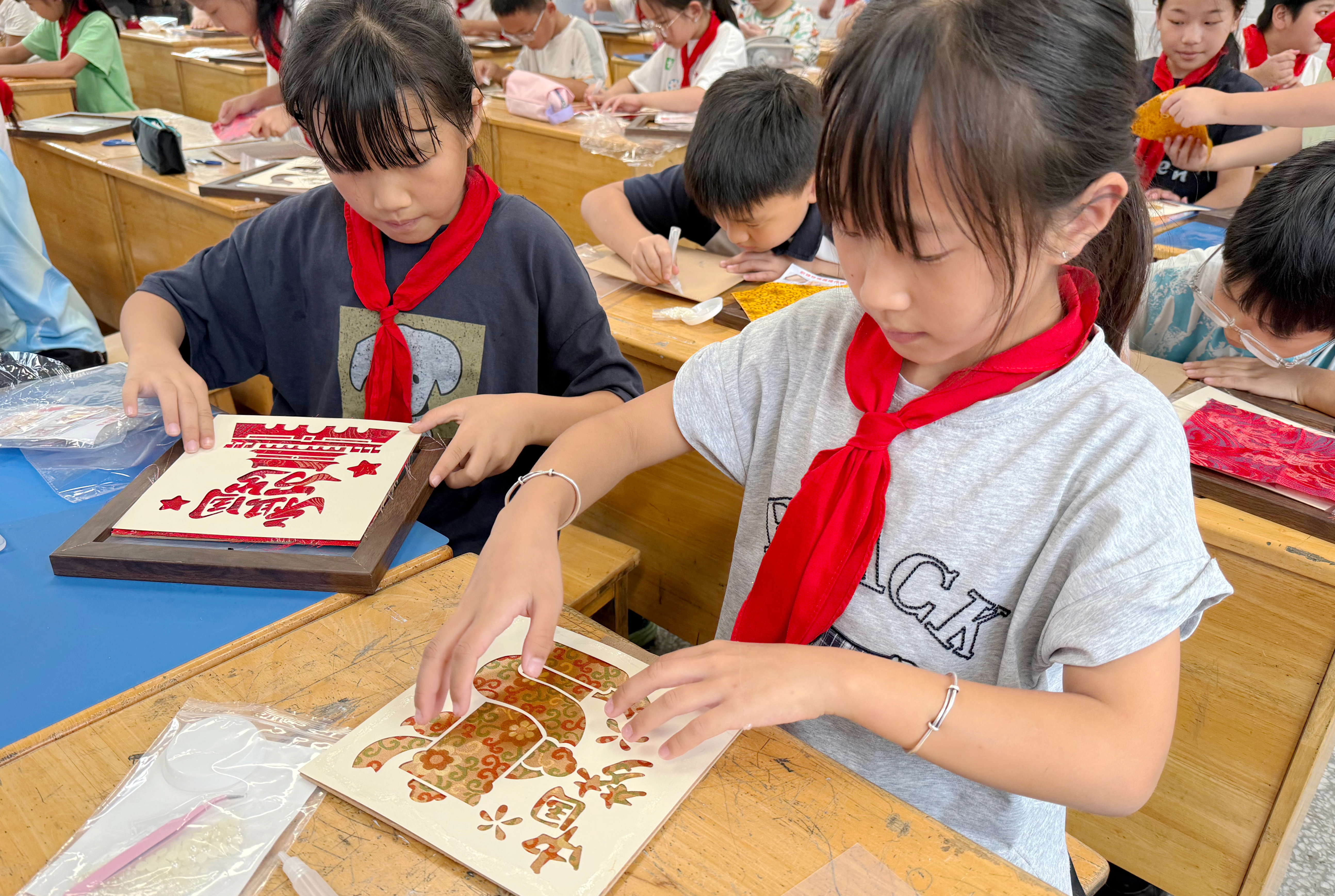 9月15日，崇川区天生港镇街道福利社区关工委联合南通市天生港小学开展“致敬时代榜样 厚植爱国情怀”主题活动。(福利社区关工委).jpg