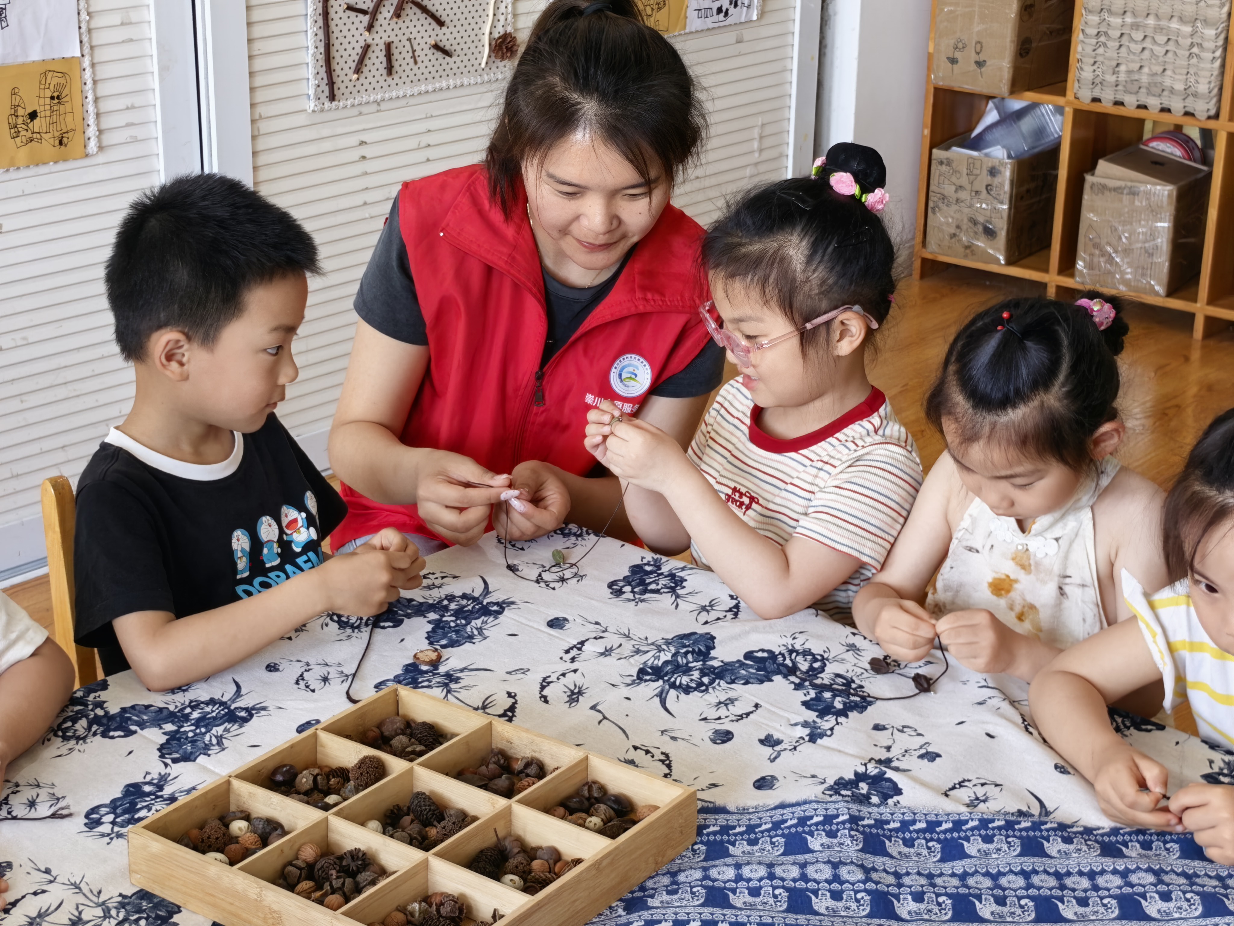 6月17日，崇川区唐闸镇街道长岸社区关工委联合新华三村幼儿园开展“巧手识本草，非遗润童心”活动。社区志愿者为孩子们科普艾草等草本知识，带领大家亲手制作艾草驱蚊药膏、中药手串，在动手实践中感受中医药非遗与传统节气民俗，让药香浸润童年，体验非遗快乐。（孙伊琳）.jpg