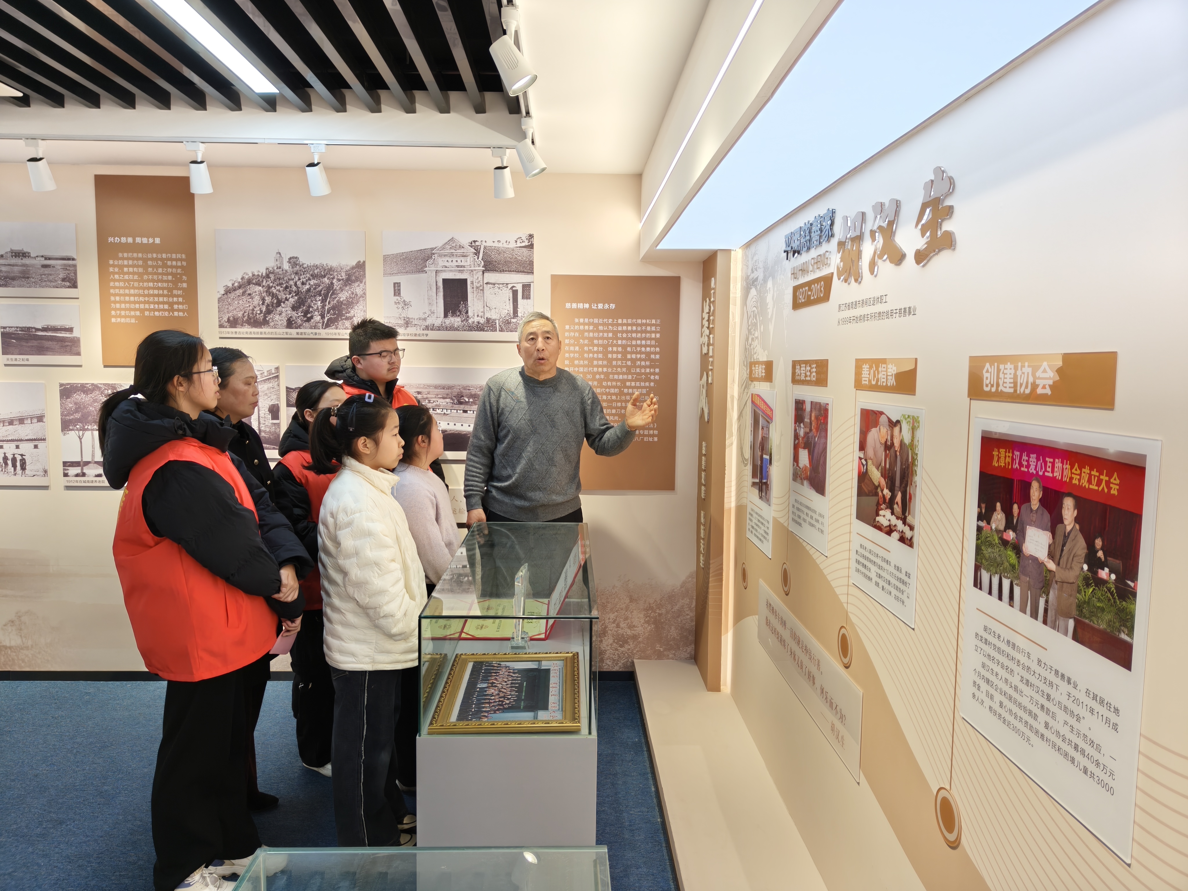 2月22日下午，通州区平潮镇吉坝乡连爱心协会组织学生志愿者前往崇川区天生港街道道德模范馆，开展了以“学习道德模范 争做时代好少年”为主题的社会实践活动。“崇川好人”胡振华在现场生动分享“慈善双雄”事迹，让青年学生们近距离感受榜样力量，引导他们树立崇德向善、见贤思齐的价值追求。（天生港镇街道关工委）.jpg