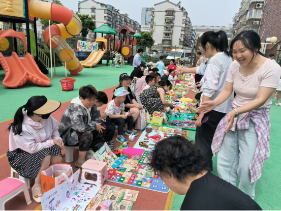 5月29日上午，崇川区文峰街道凤凰社区关工委与新区幼儿园联合举办了“欢乐集市”亲子跳蚤市场活动，所得善款将全部用于帮扶困难儿童，为孩子们提前送上了一份特别的“六一”礼物。（张云华）.png