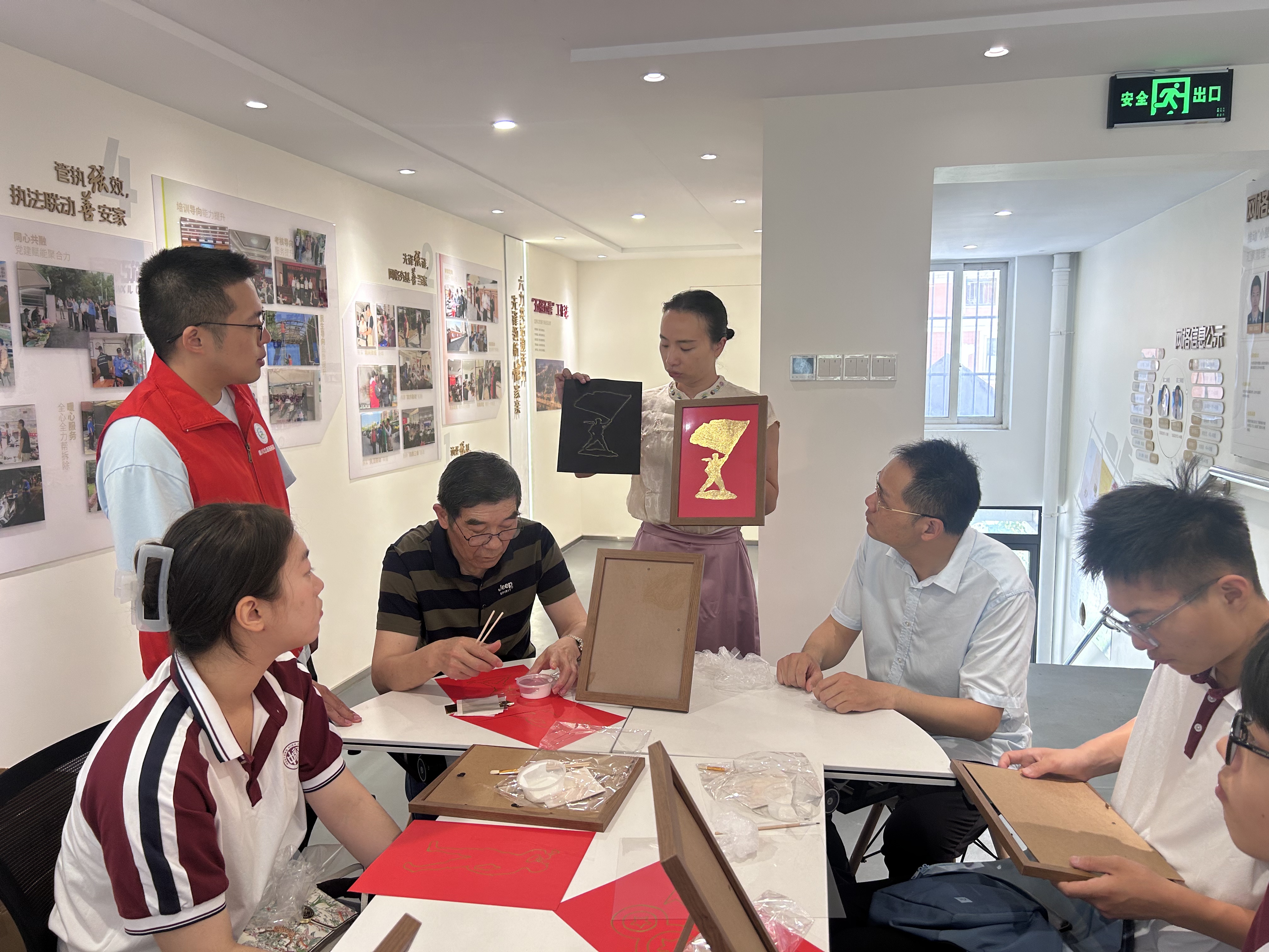 7月15日上午，崇川区唐闸镇街道关工委联合南通中学，组织社区青少年开展“侨心凝聚红色志 少年同抒赤子心”红色主题实践活动，通过诗词诵读、老兵宣讲、手工创作等形式，带领青少年共话家国情怀、共传赤子初心。（唐闸镇街道关工委）.jpg