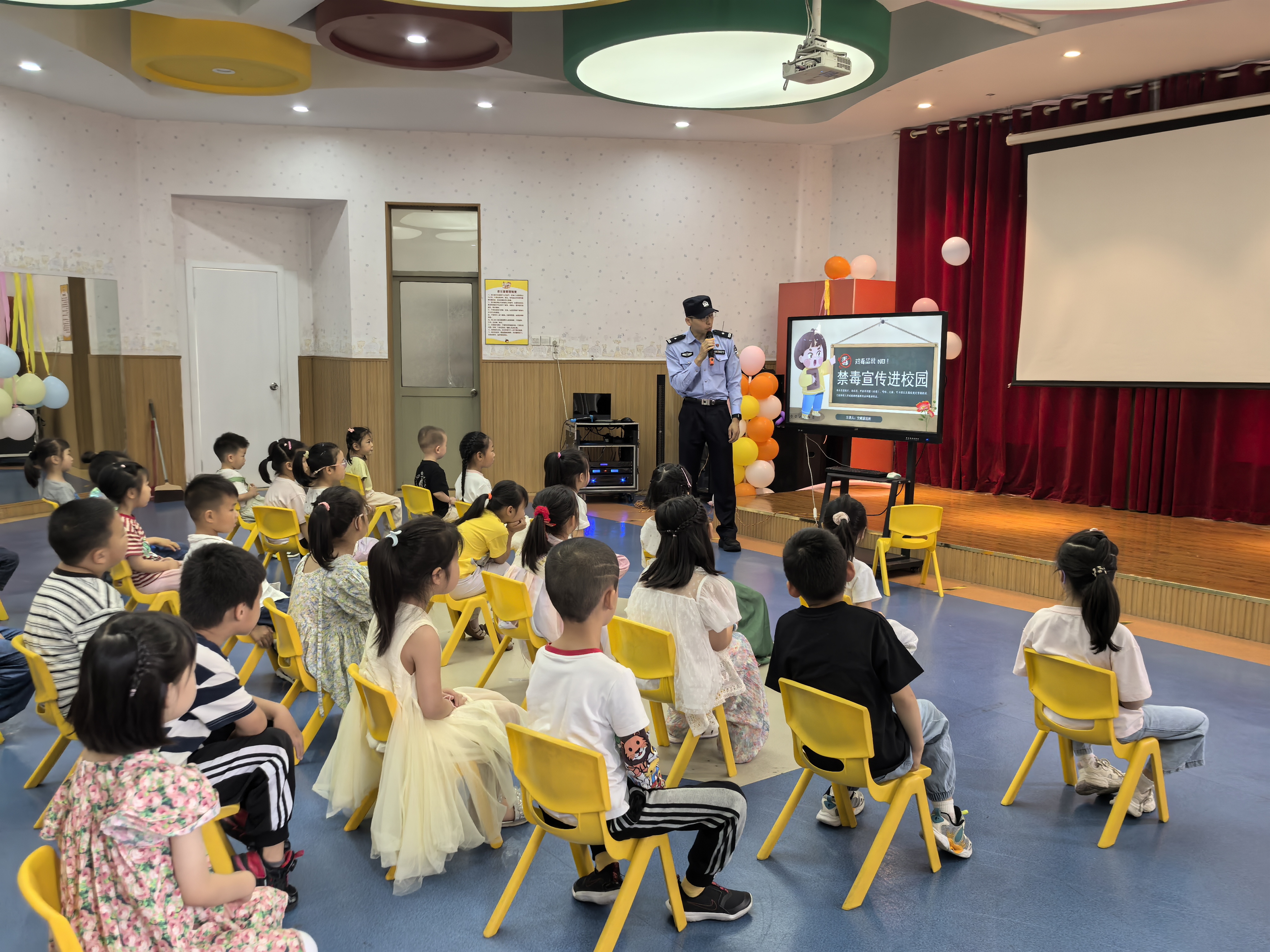 6月17日，崇川区文峰街道城南社区关工委联合辖区民警走进小红花幼儿园，开展专题安全宣讲活动。（缪丹青）.jpg