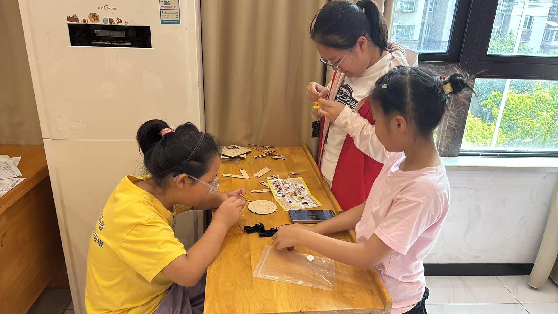 8月4日，崇川区幸福街道关工委开展以“巧手制风扇 创意伴夏凉”为主题的手工制作活动。（幸福街道关工委）.jpg