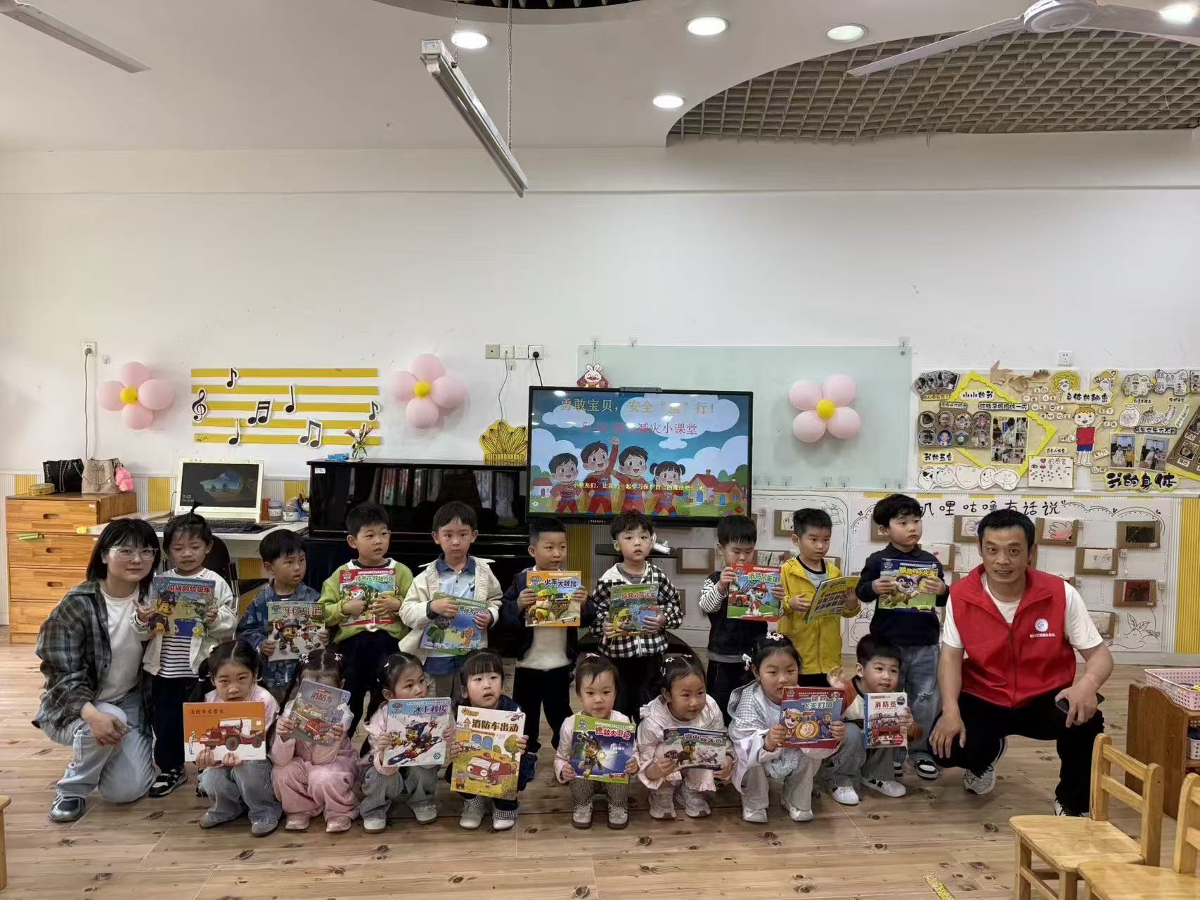 5月12日上午，崇川区文峰街道中央商务区社区新时代文明实践站联合关工委、妇联等群团走进南通市崇川区三之三七星幼儿园，开展防灾减灾安全宣讲活动。（中央商务区社区关工委）.jpg