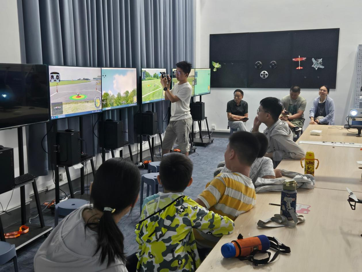 7月30日上午，崇川区永兴街道越江社区关工委组织辖区儿童前往南通理工学院无人机馆参观，并体验无人机操作。（范泽丰）.png